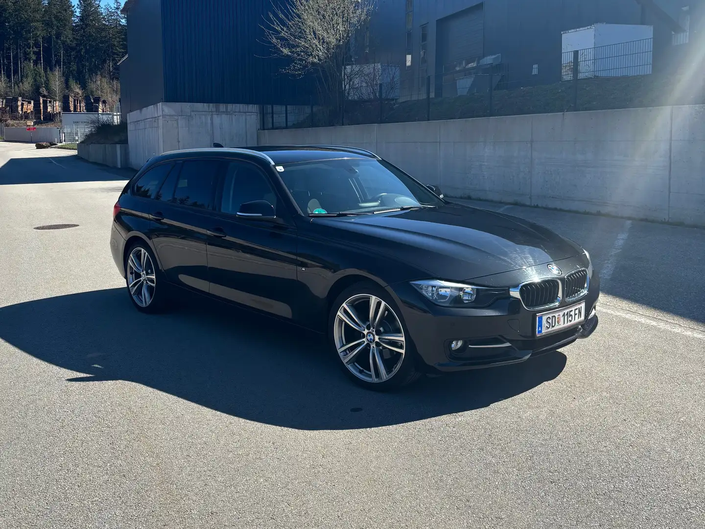 BMW 318 318d Touring Aut. Schwarz - 1