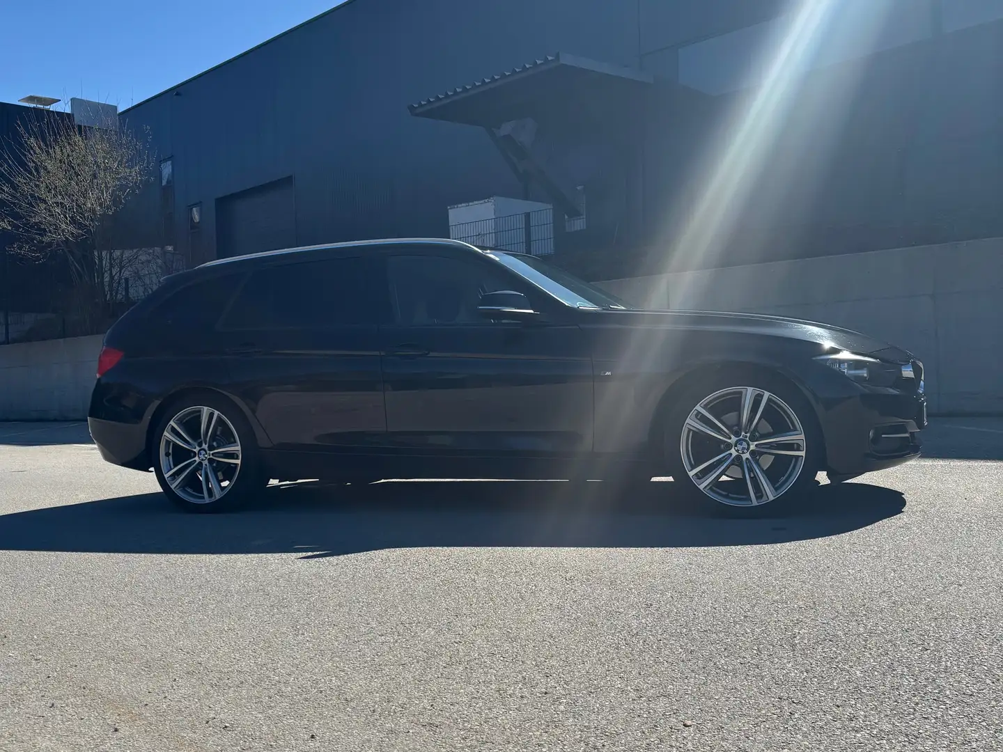 BMW 318 318d Touring Aut. Schwarz - 2