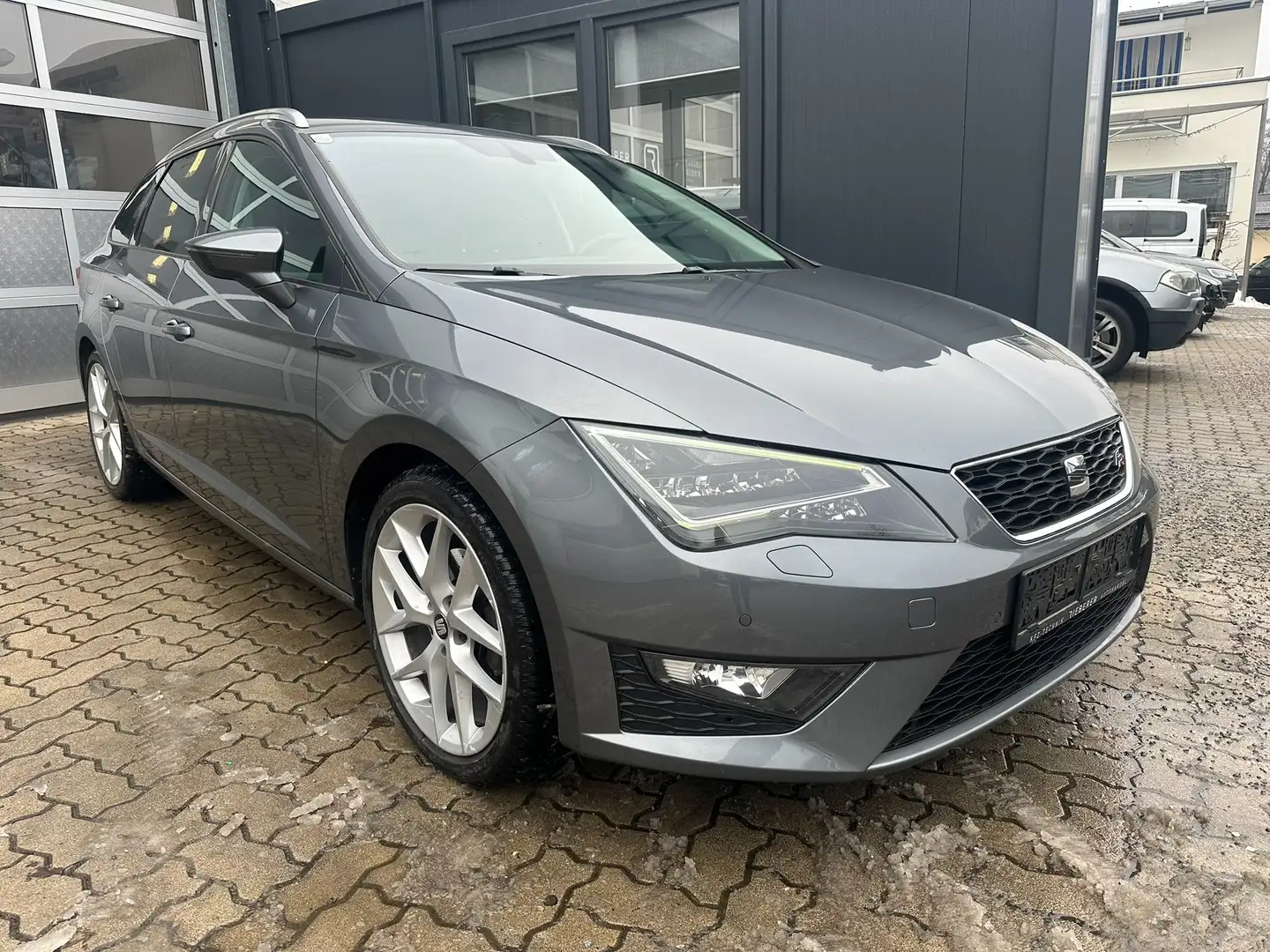 SEAT Leon ST FR 1,4 TSI Start-Stop Grau - 1