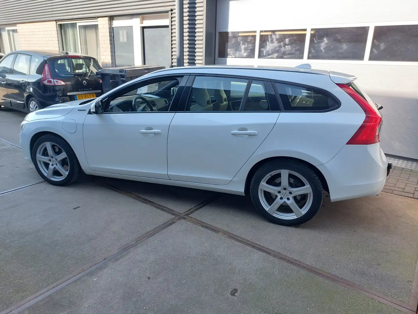 Volvo V60 2.4 D5 Twin Engine Special Edition Leer Nav LMV Wit - 2