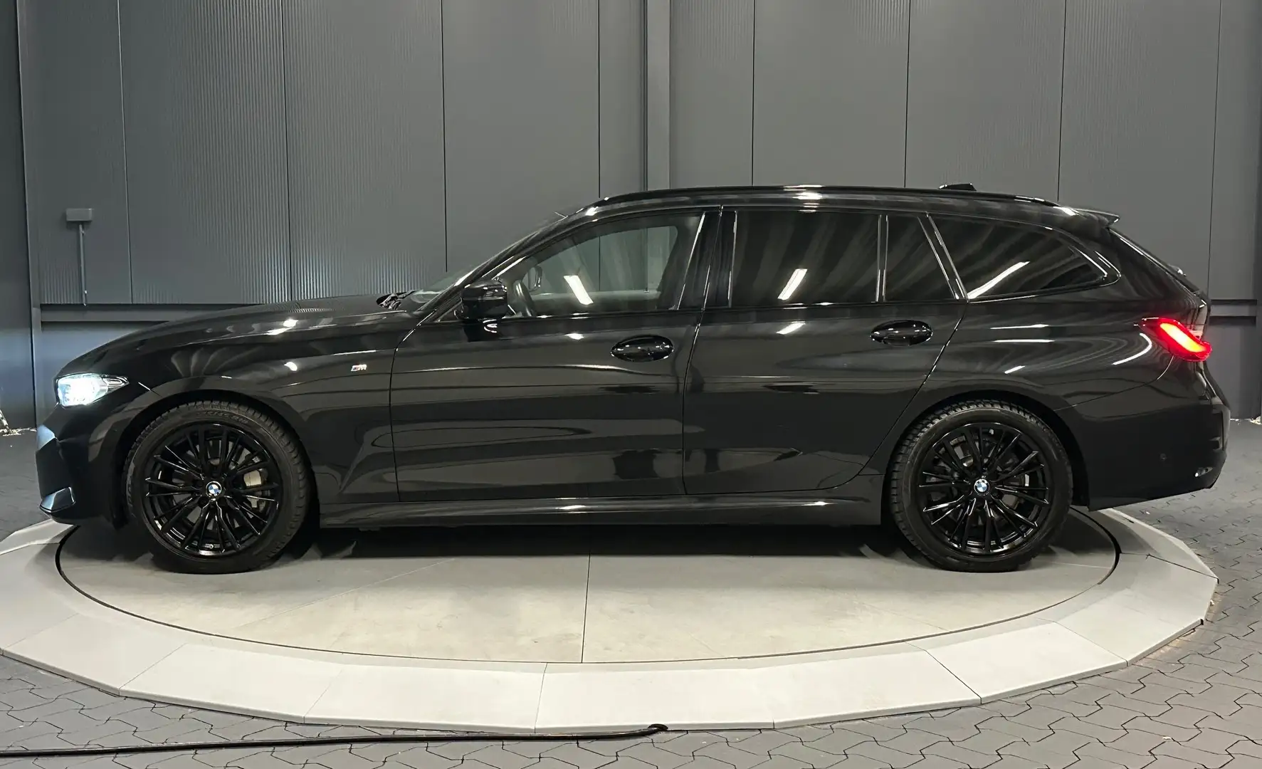 BMW 330 d touring xDrive M-Sport*INNOVATION*ShadowLine*HUD Black - 2