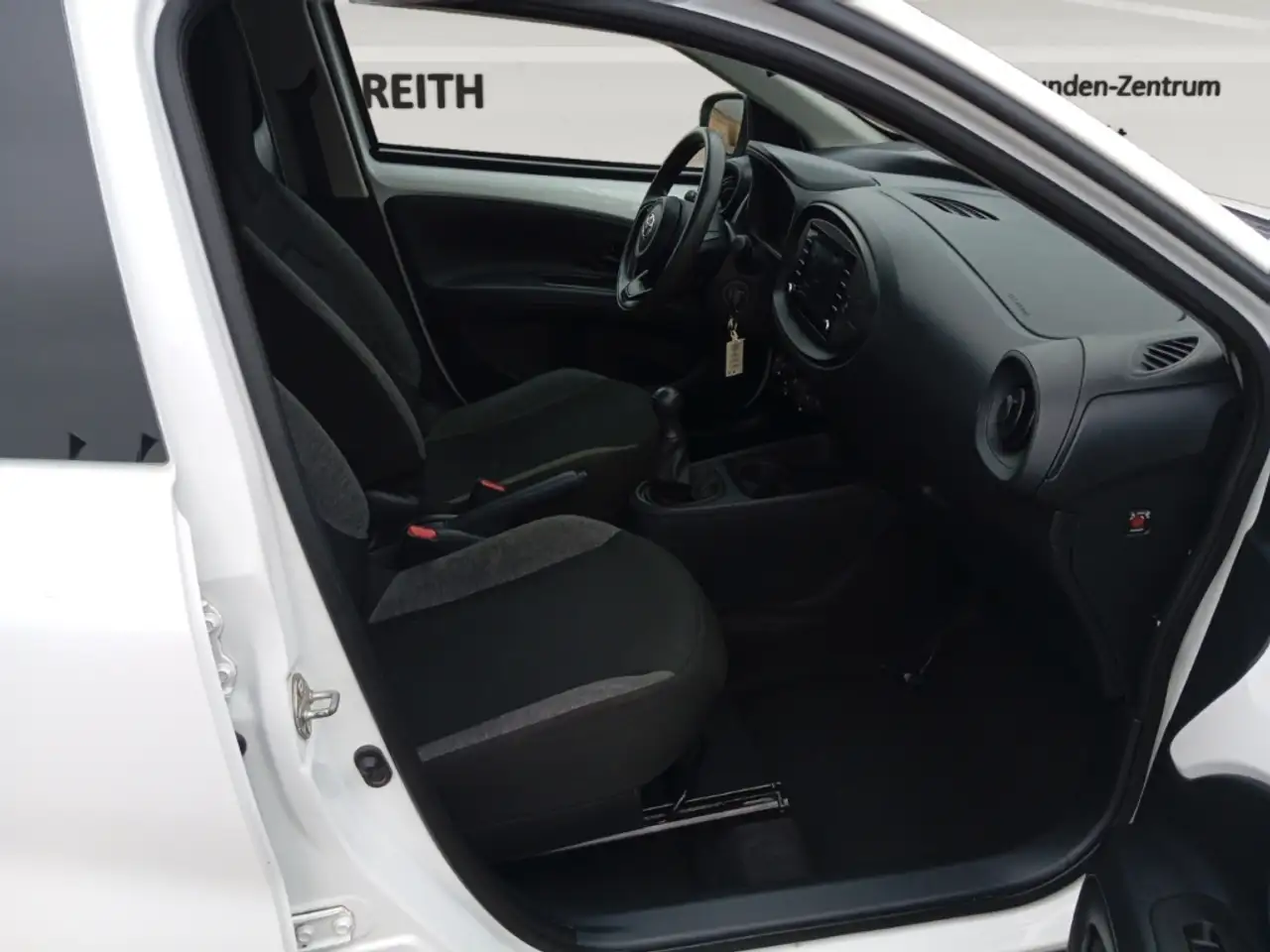 Toyota Aygo X Apple CarPlay Android Auto Musikstreaming DAB Spur, миниатюра 15