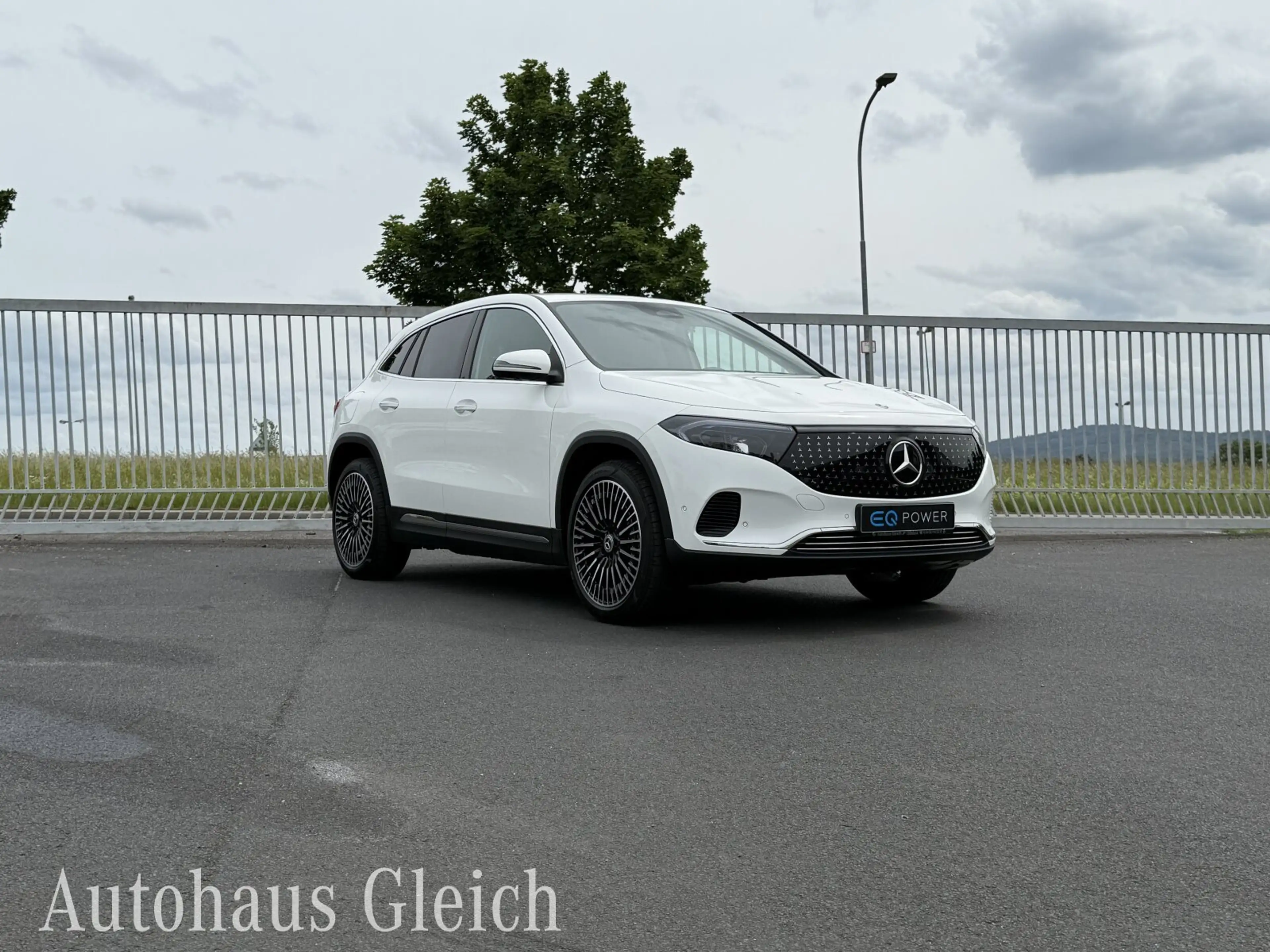 Mercedes-Benz EQA 300 EQA 300 Electric Art 4Matic Navi/Distronic/Klima — photo 2