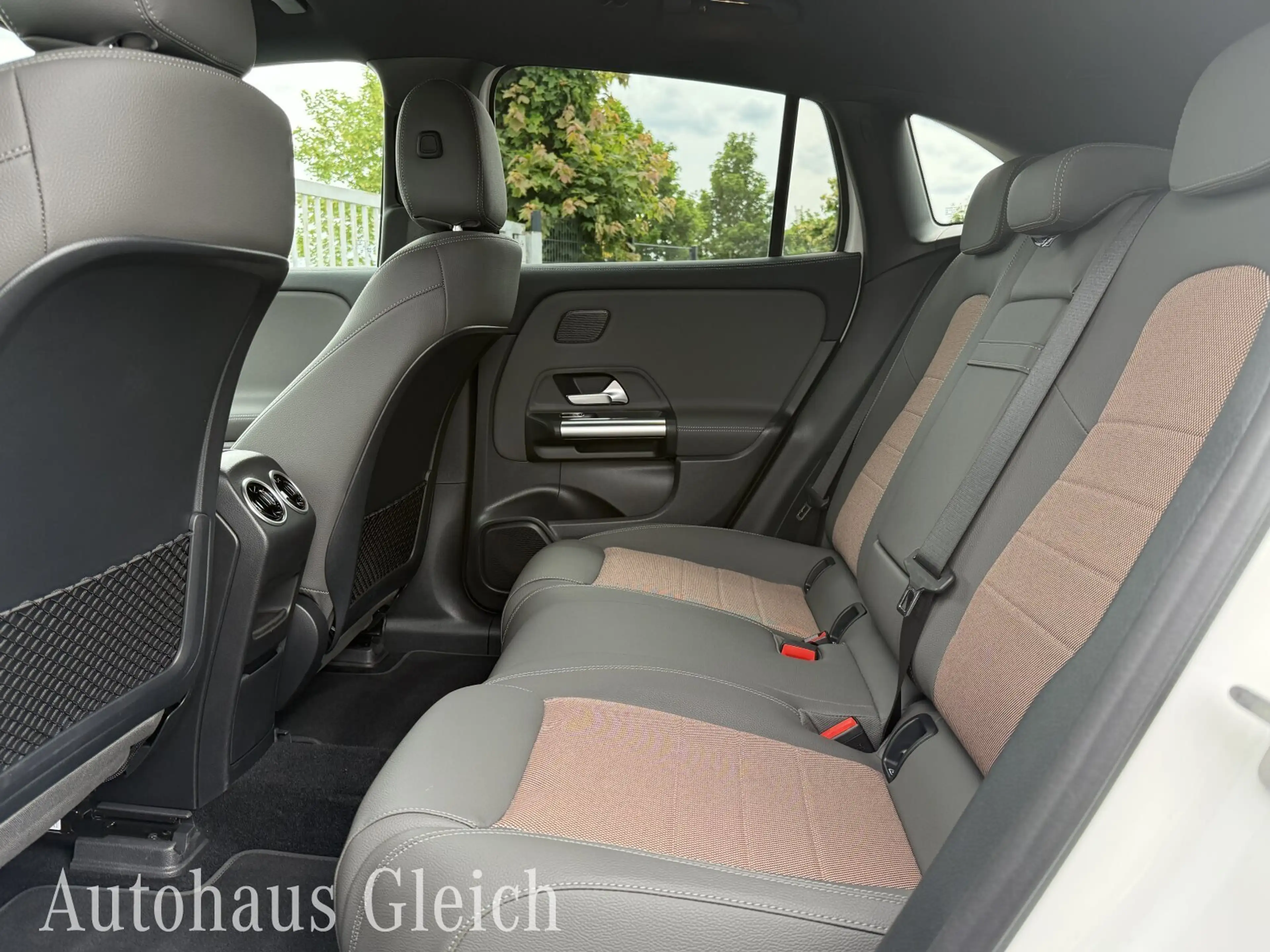 Mercedes-Benz EQA 300 EQA 300 Electric Art 4Matic Navi/Distronic/Klima — photo 13