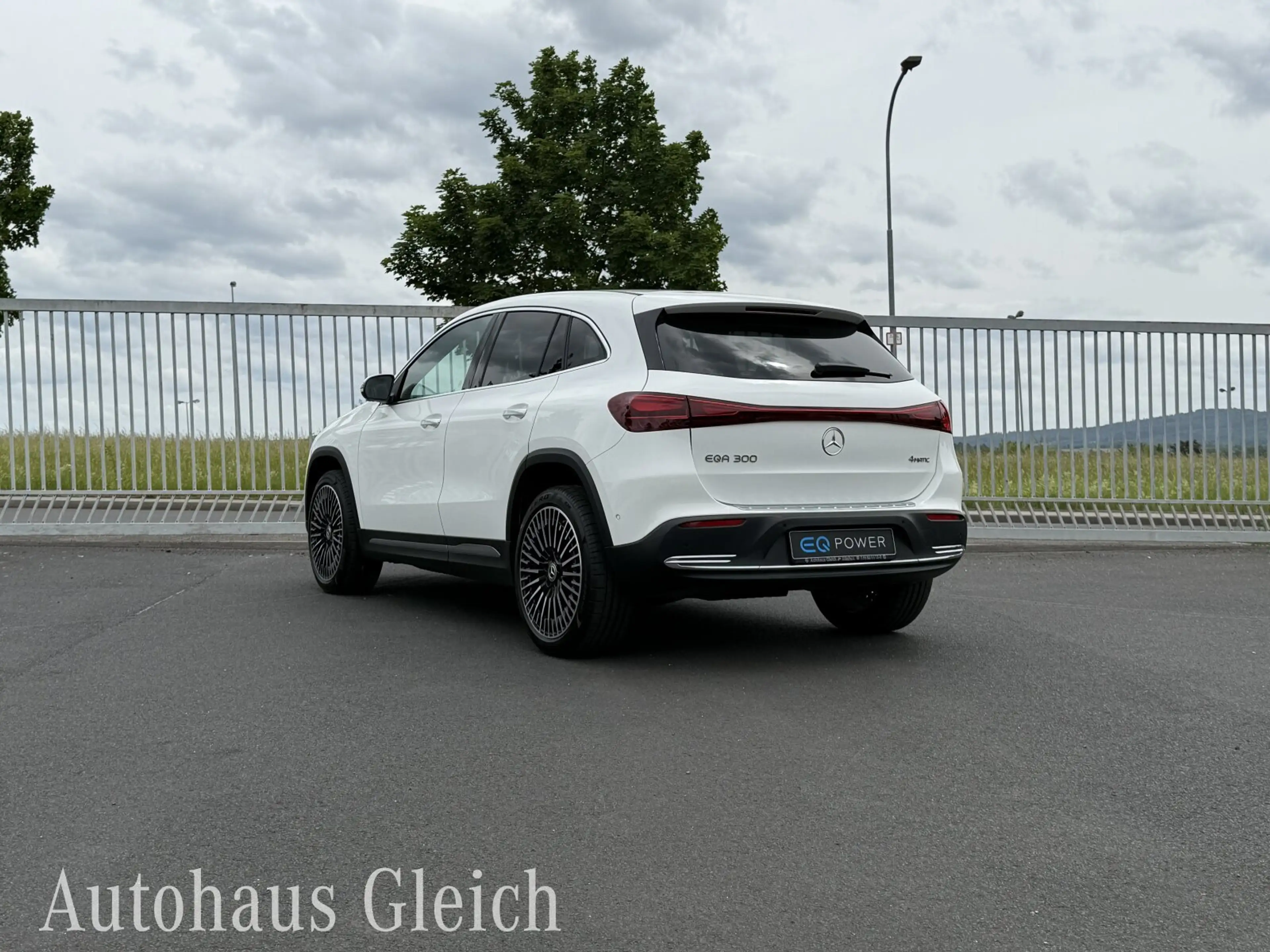 Mercedes-Benz EQA 300 EQA 300 Electric Art 4Matic Navi/Distronic/Klima — photo 3