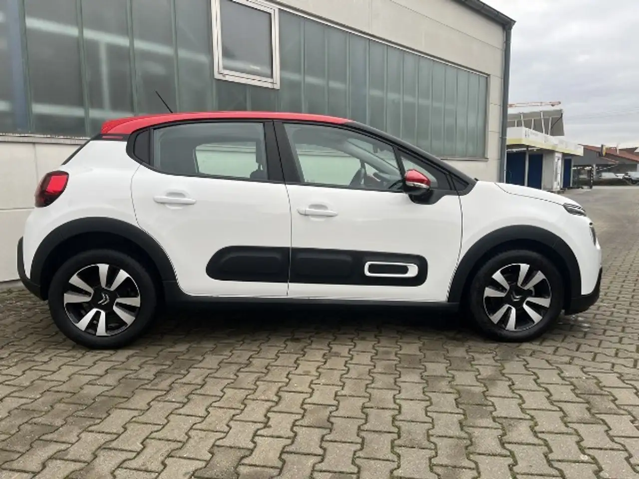 Citroen C3 1.2 PureTech 110 Shine — photo 3