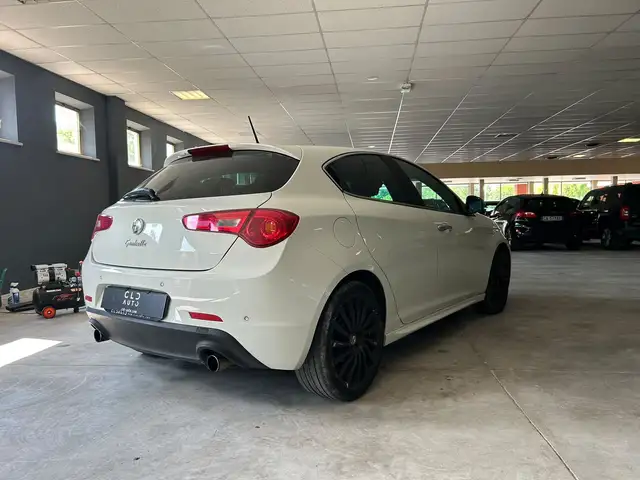 Alfa Romeo Giulietta view 3