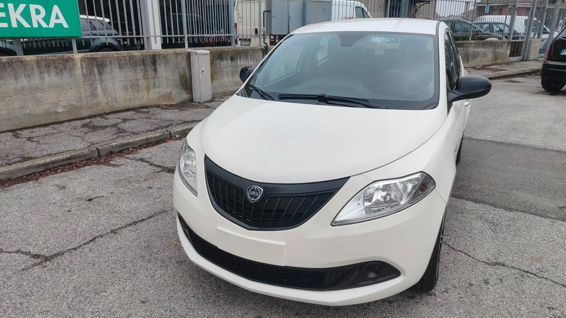 Lancia Ypsilon Ypsilon 1.0 FireFly 5 porte S&S Hybrid Oro Weiß - 2
