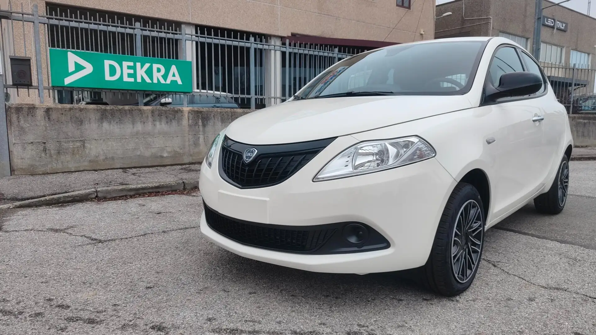 Lancia Ypsilon Ypsilon 1.0 FireFly 5 porte S&S Hybrid Oro Weiß - 1