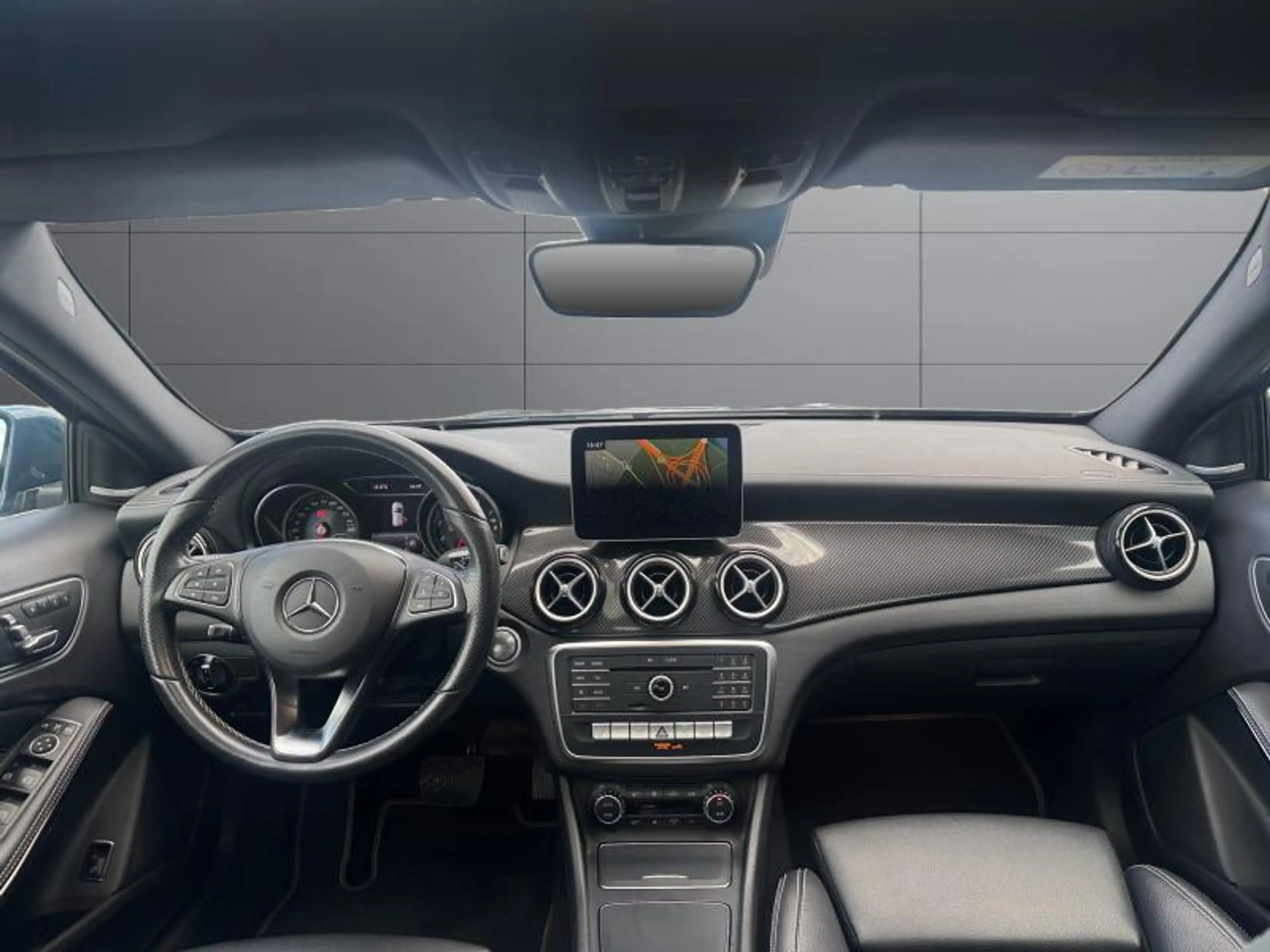 Mercedes-Benz GLA 180 EDITION/AMG-line/Auto./CAMERA 360°/1 YEAR WARRANTY — photo 4