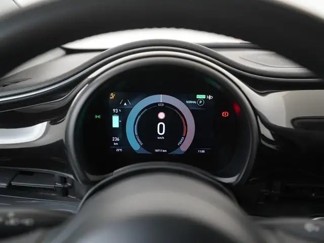 Fiat 500E view 9