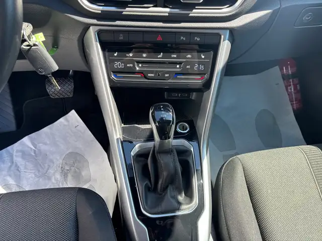 Volkswagen T-Roc view 12