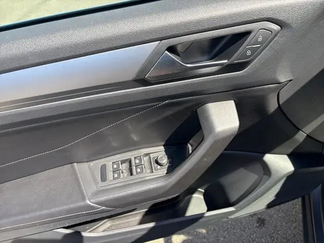 Volkswagen T-Roc view 15