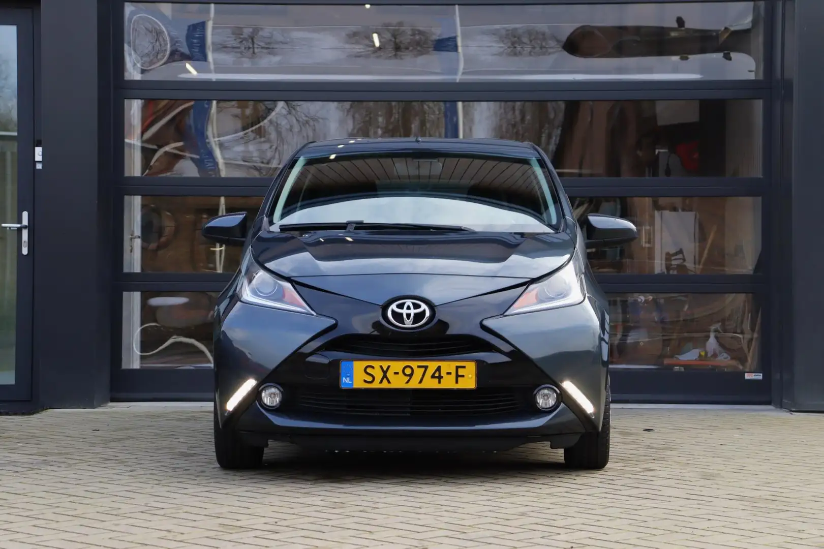 Toyota Aygo 1.0 VVT-i x-nav | Nap | Airco | Navi | Bluetooth | Grau - 2