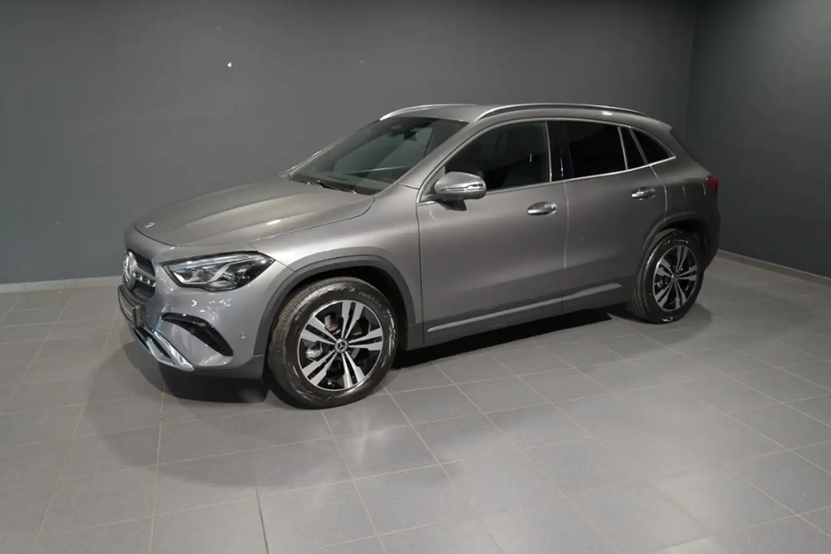 Mercedes-Benz GLA 180 Progressive AHK/LED/NAVI/DISTRO Grau - 1