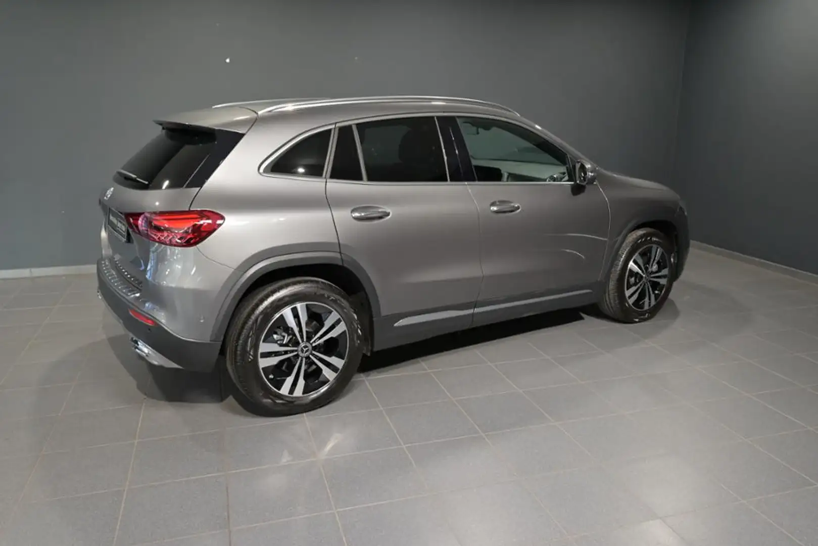 Mercedes-Benz GLA 180 Progressive AHK/LED/NAVI/DISTRO Grau - 2