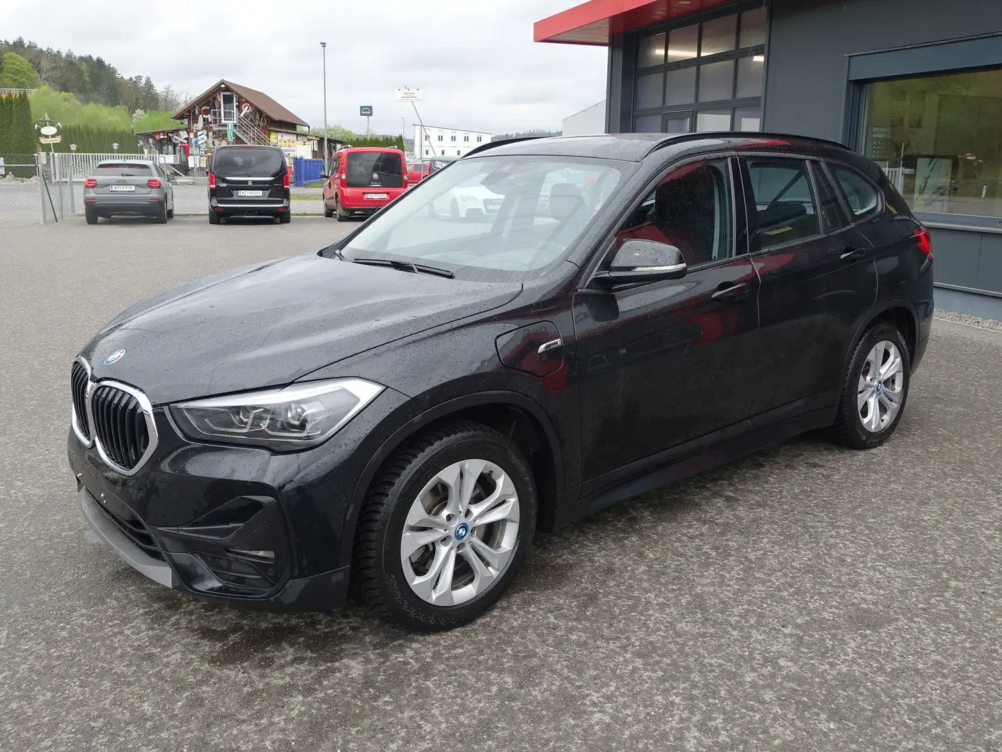 BMW X1 xDrive 25 e Adv. Aut. *LED*NAVI* Schwarz - 2