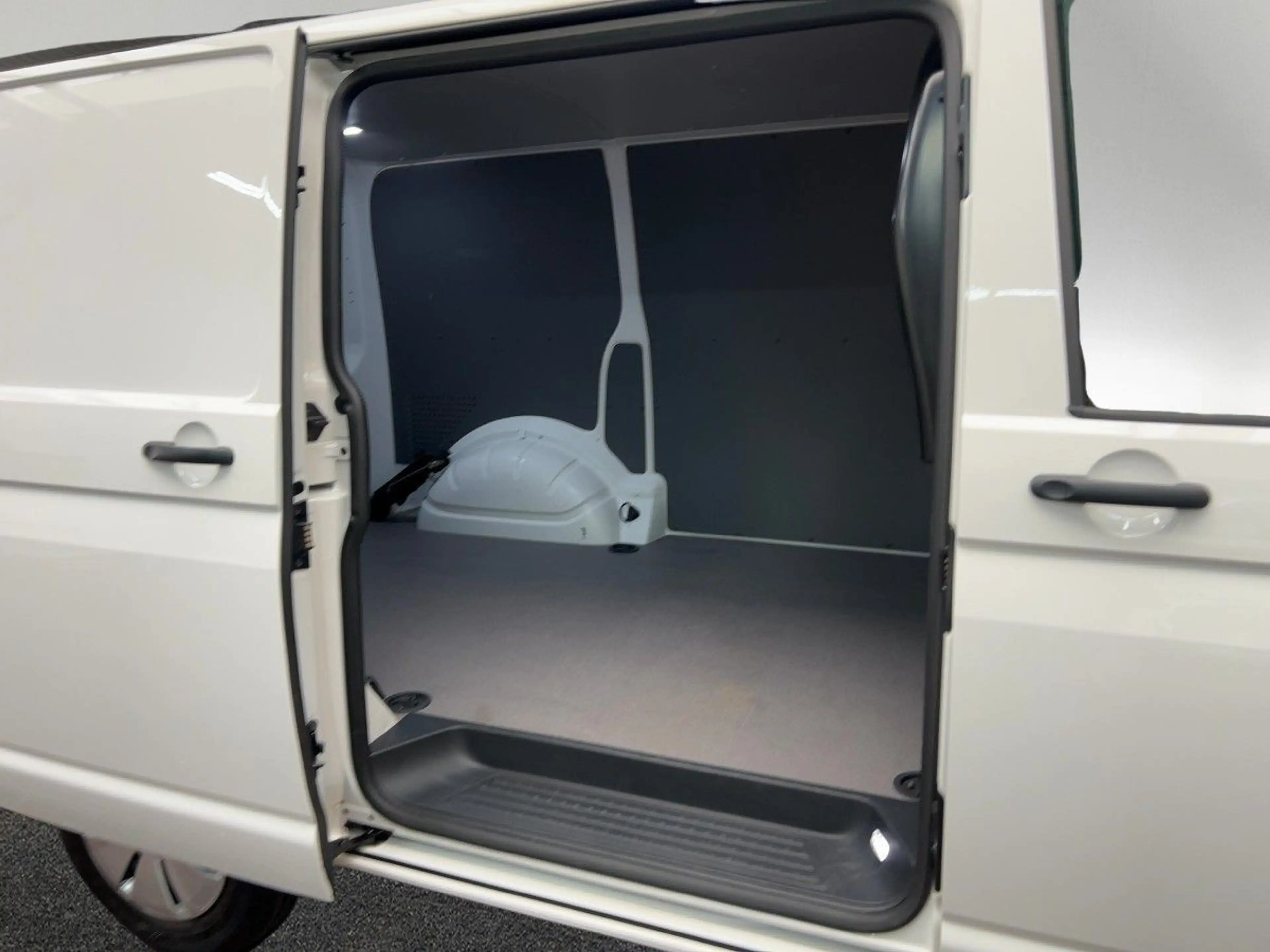 Volkswagen T6.1 Transporter T6.1 Kasten KR 2.0 TDI DSG AHK PDC KLIMA — photo 7