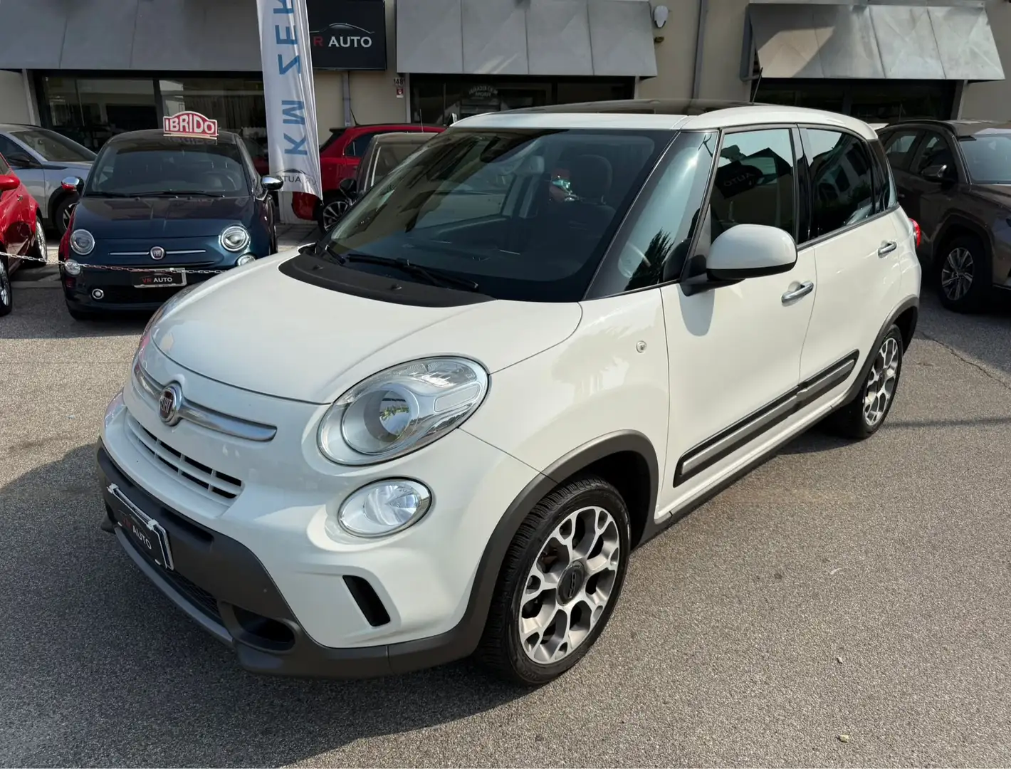 Fiat 500L AUTOM. 1.3 mjt Lounge 85cv TETTO PANORAMICO Білий - 1