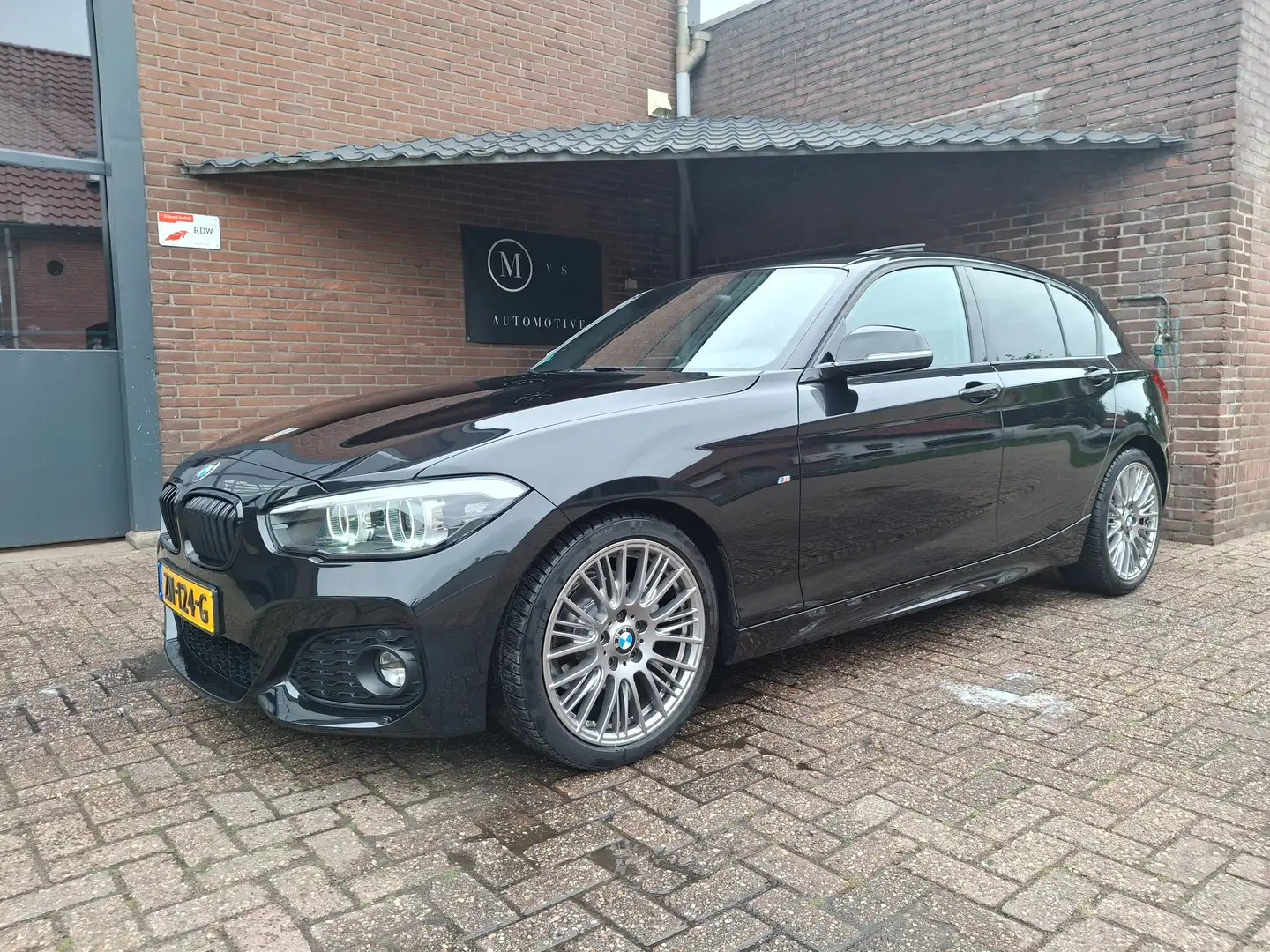 BMW 118 118i M Sport Shadow Line Panoramadak / Apple Carpl Zwart - 2
