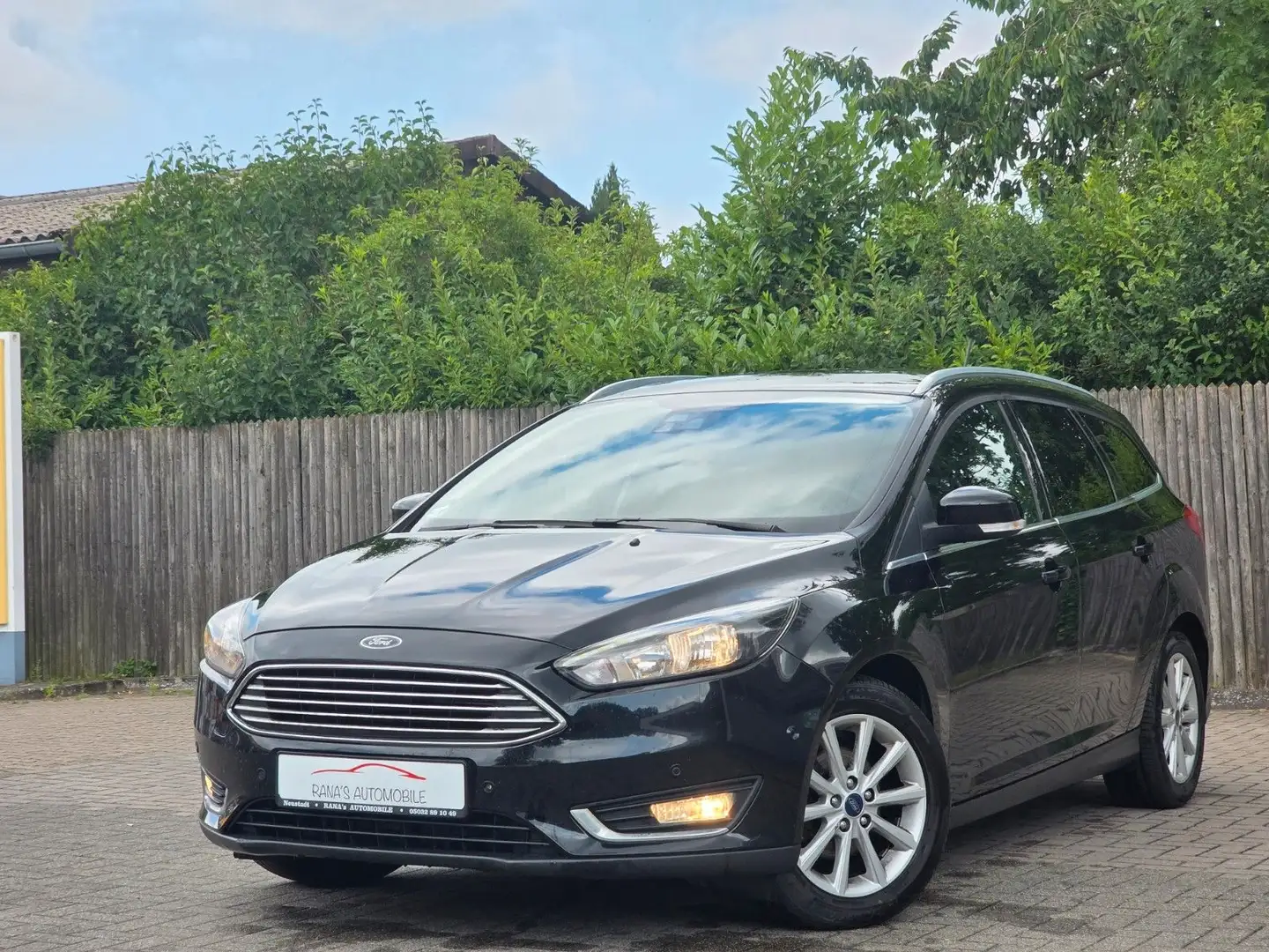Ford Focus Turnier Titanium Schwarz - 1