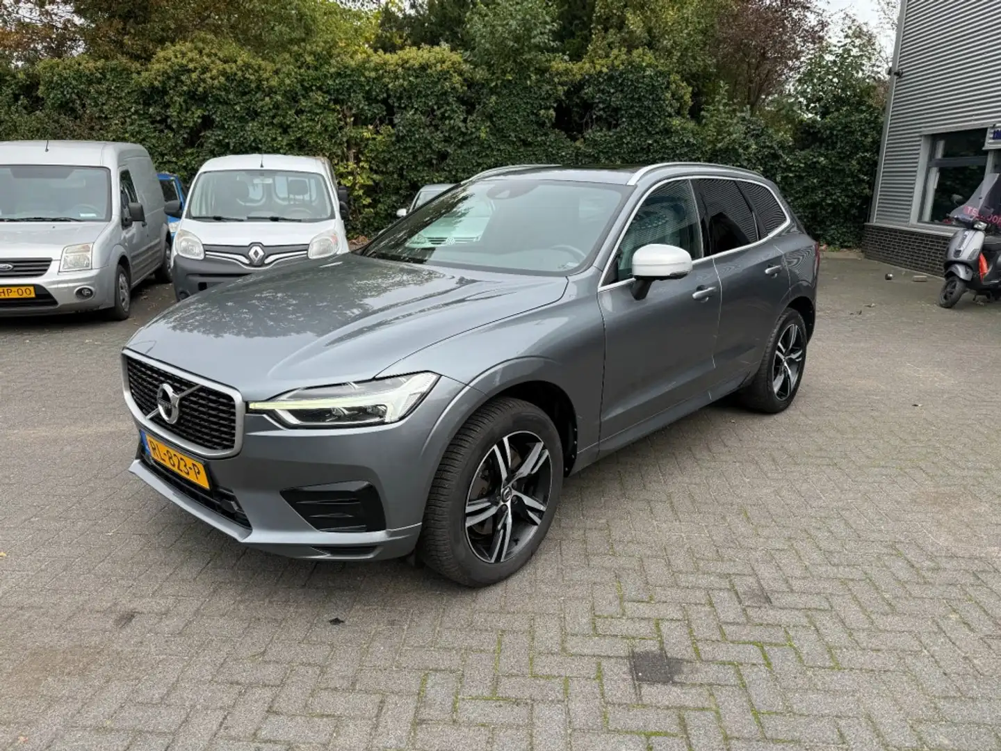 Volvo XC60 2.0 D4 AWD R-DESIGN NL auto INCL BTW/BPM Grijs - 2