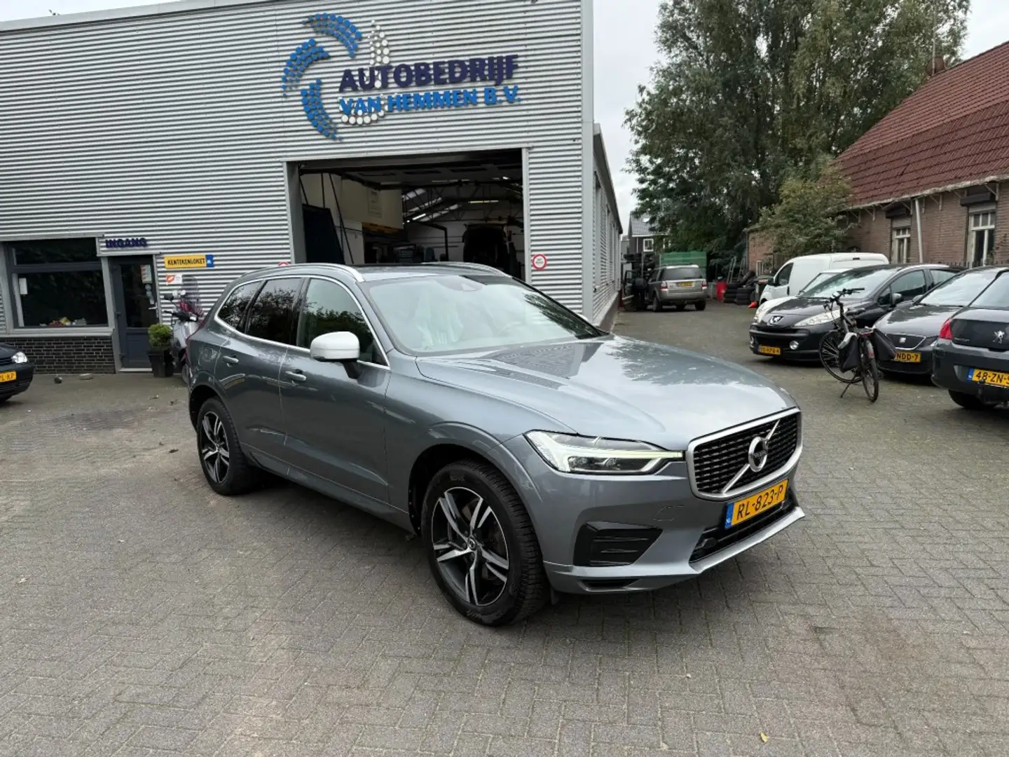 Volvo XC60 2.0 D4 AWD R-DESIGN NL auto INCL BTW/BPM Grijs - 1
