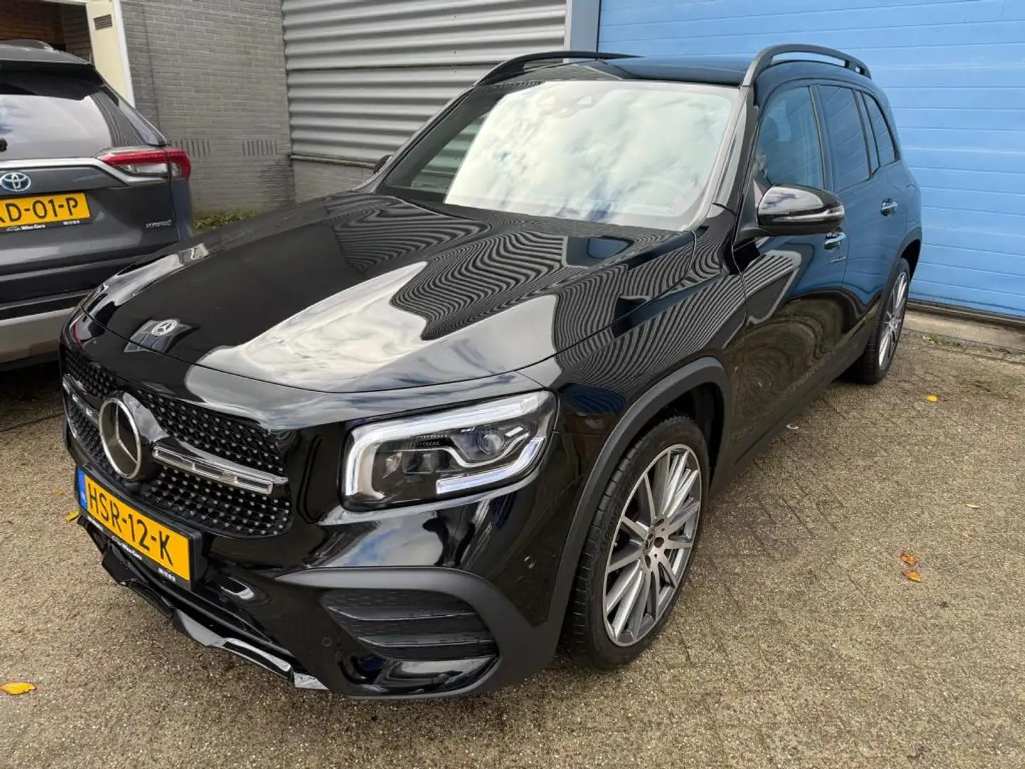 Mercedes-Benz GLB 250 4MATIC Premium Plus Pano - Ambilight Zwart - 1