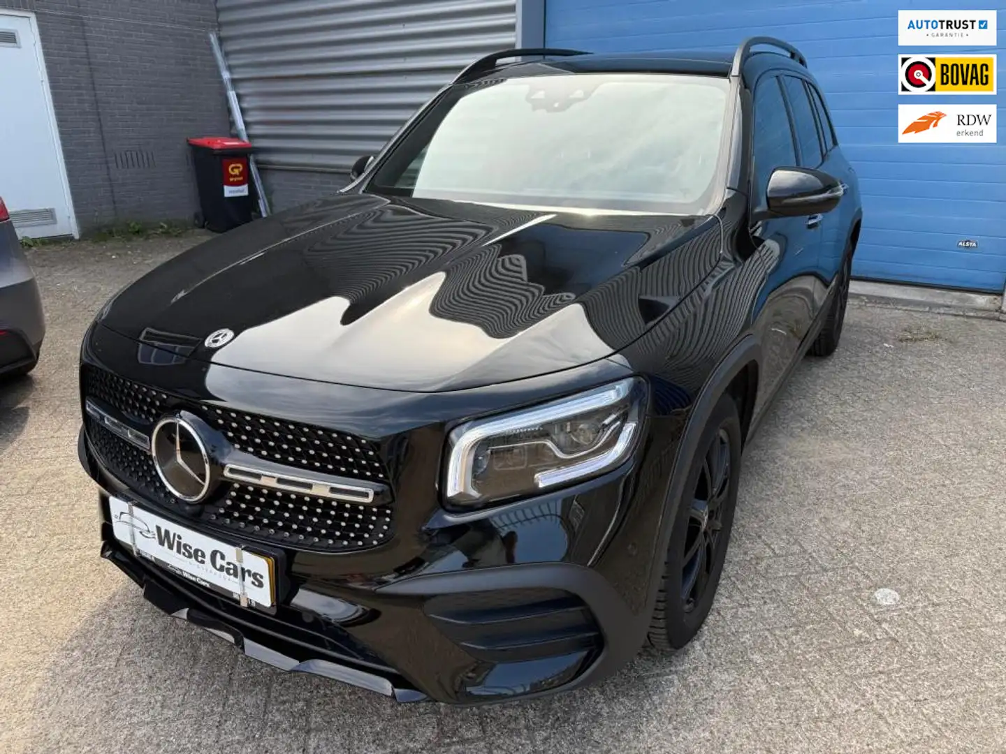 Mercedes-Benz GLB 250 4MATIC Premium Plus Pano - Ambilight Zwart - 1
