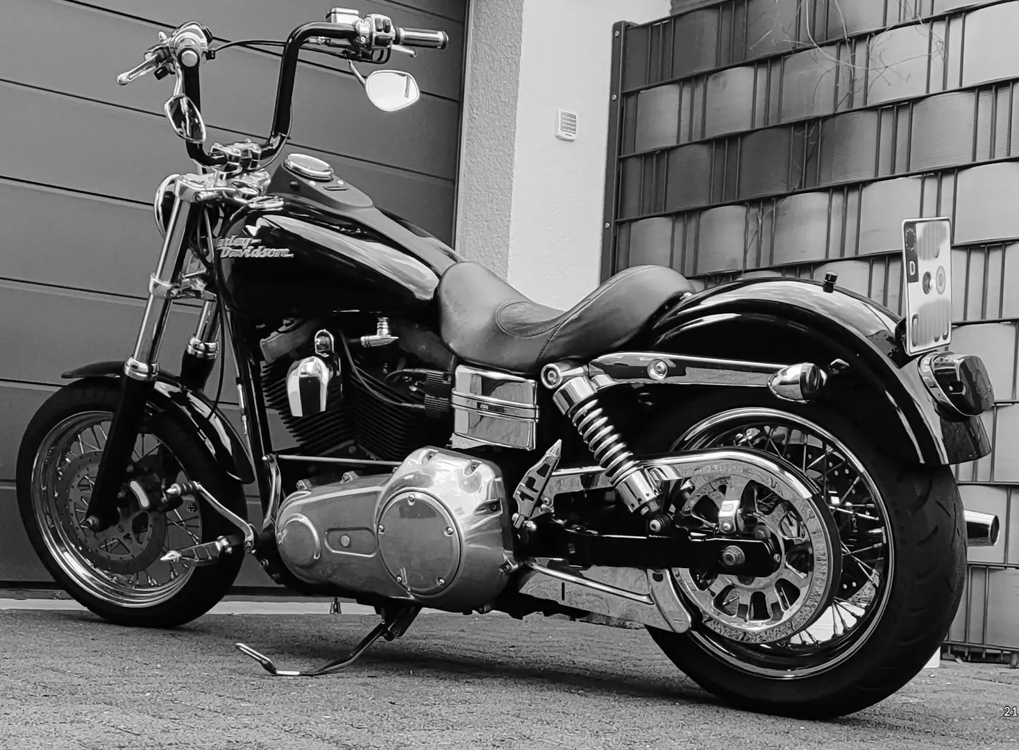 Harley-Davidson Dyna Street Bob Negru - 1