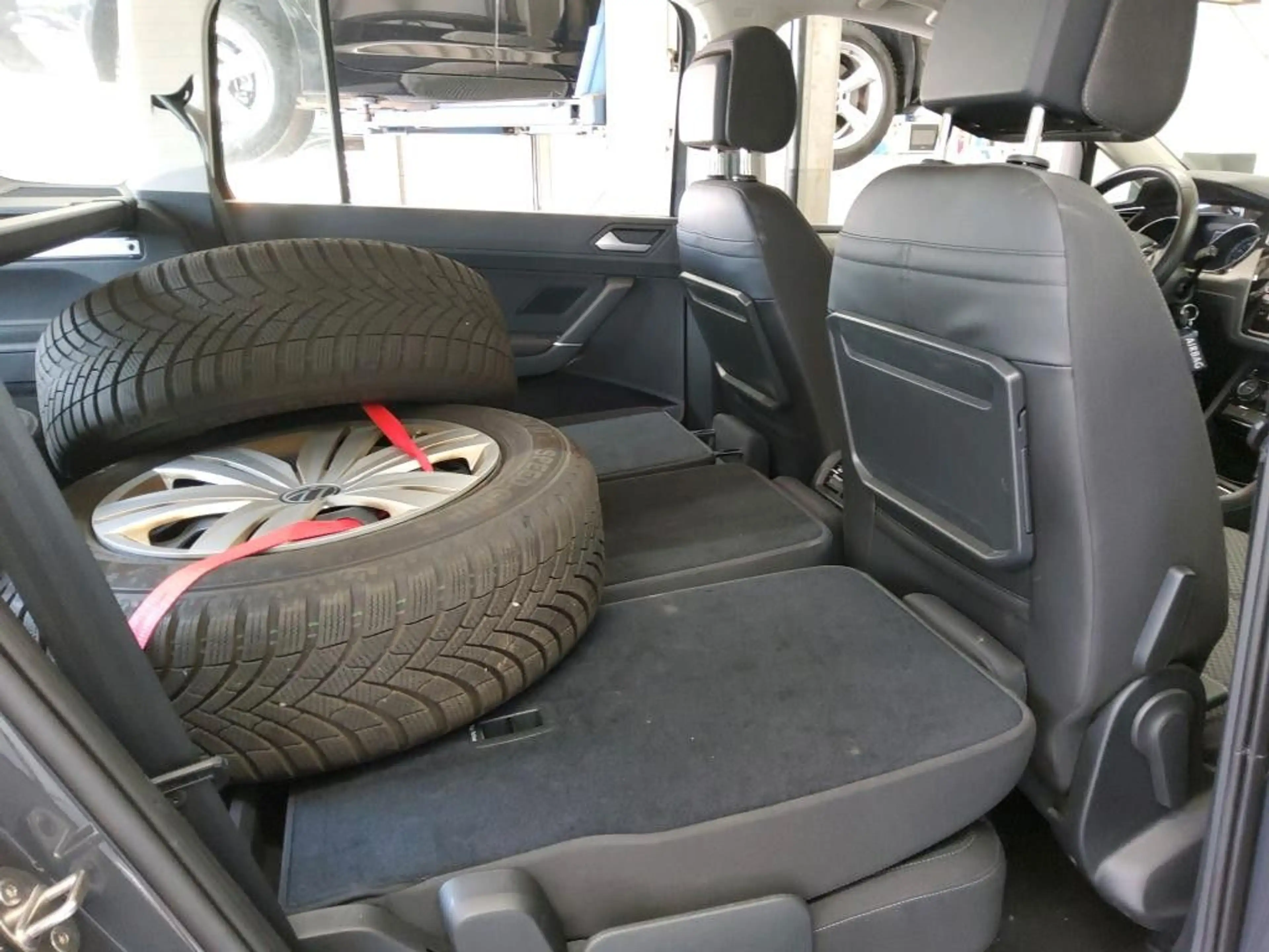 Volkswagen Touran Comfortline 2.0TDI Navi SHZ AHK Alu16 — photo 6