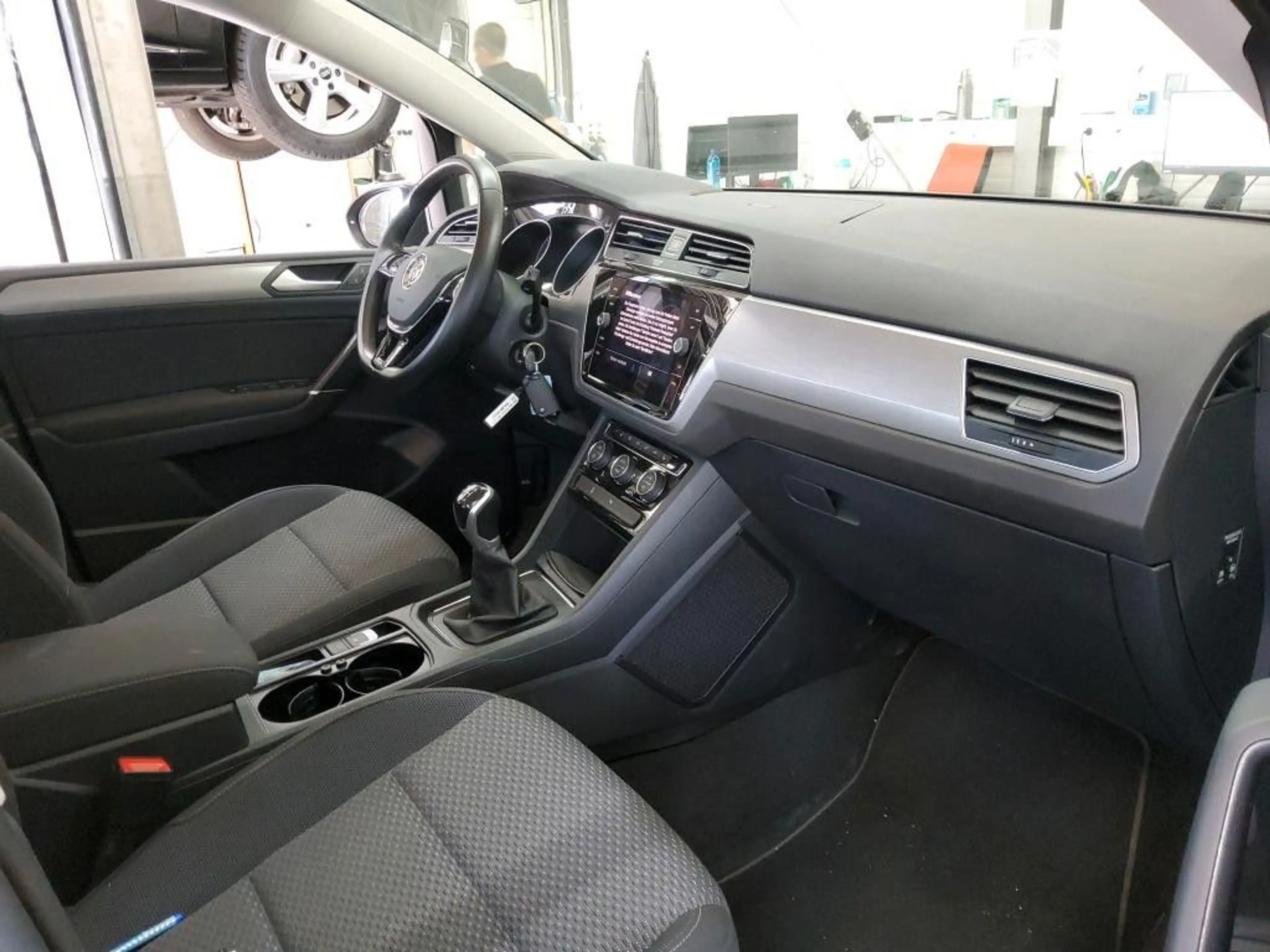 Volkswagen Touran Comfortline 2.0TDI Navi SHZ AHK Alu16 — photo 5