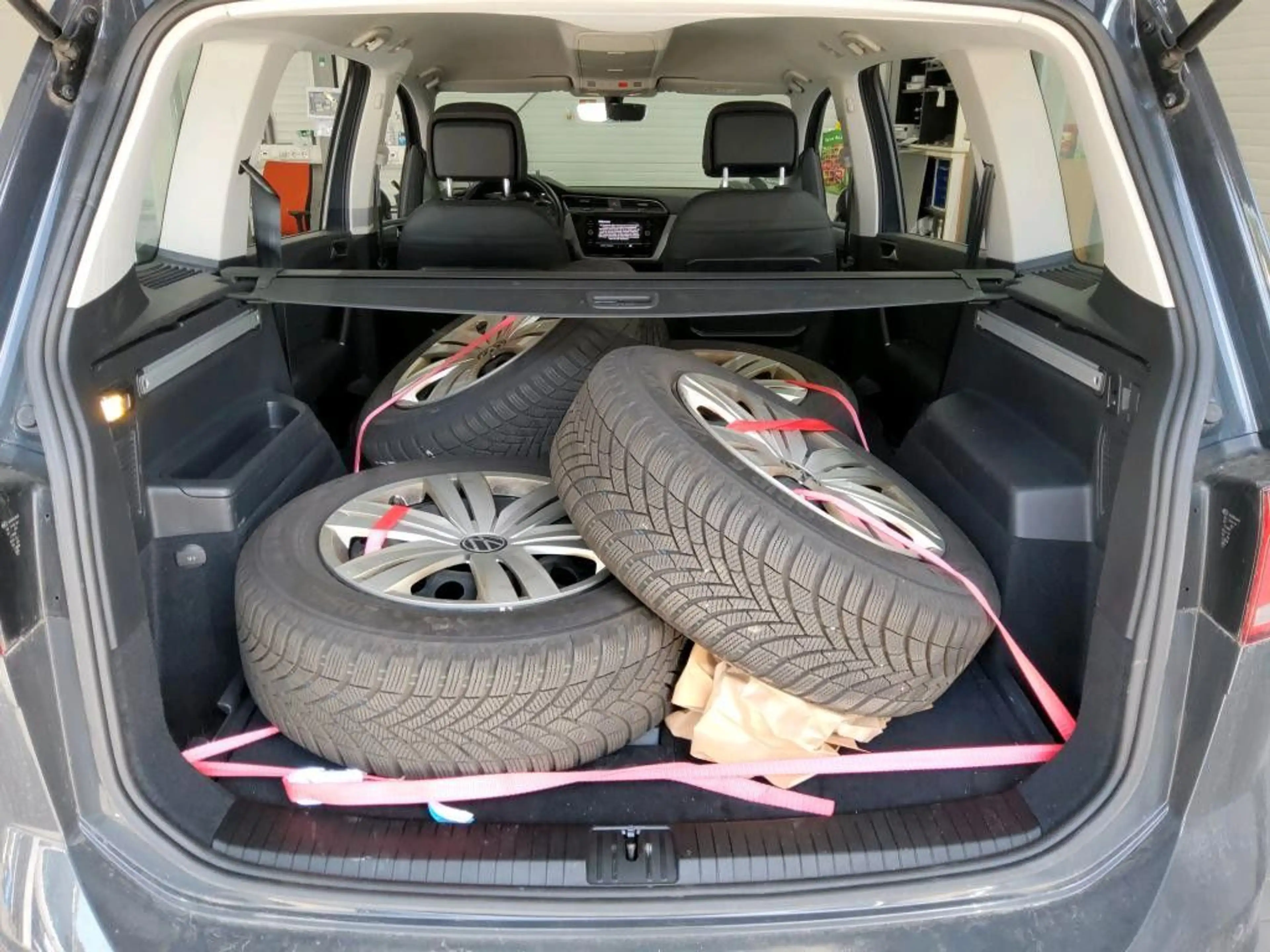 Volkswagen Touran Comfortline 2.0TDI Navi SHZ AHK Alu16 — photo 7