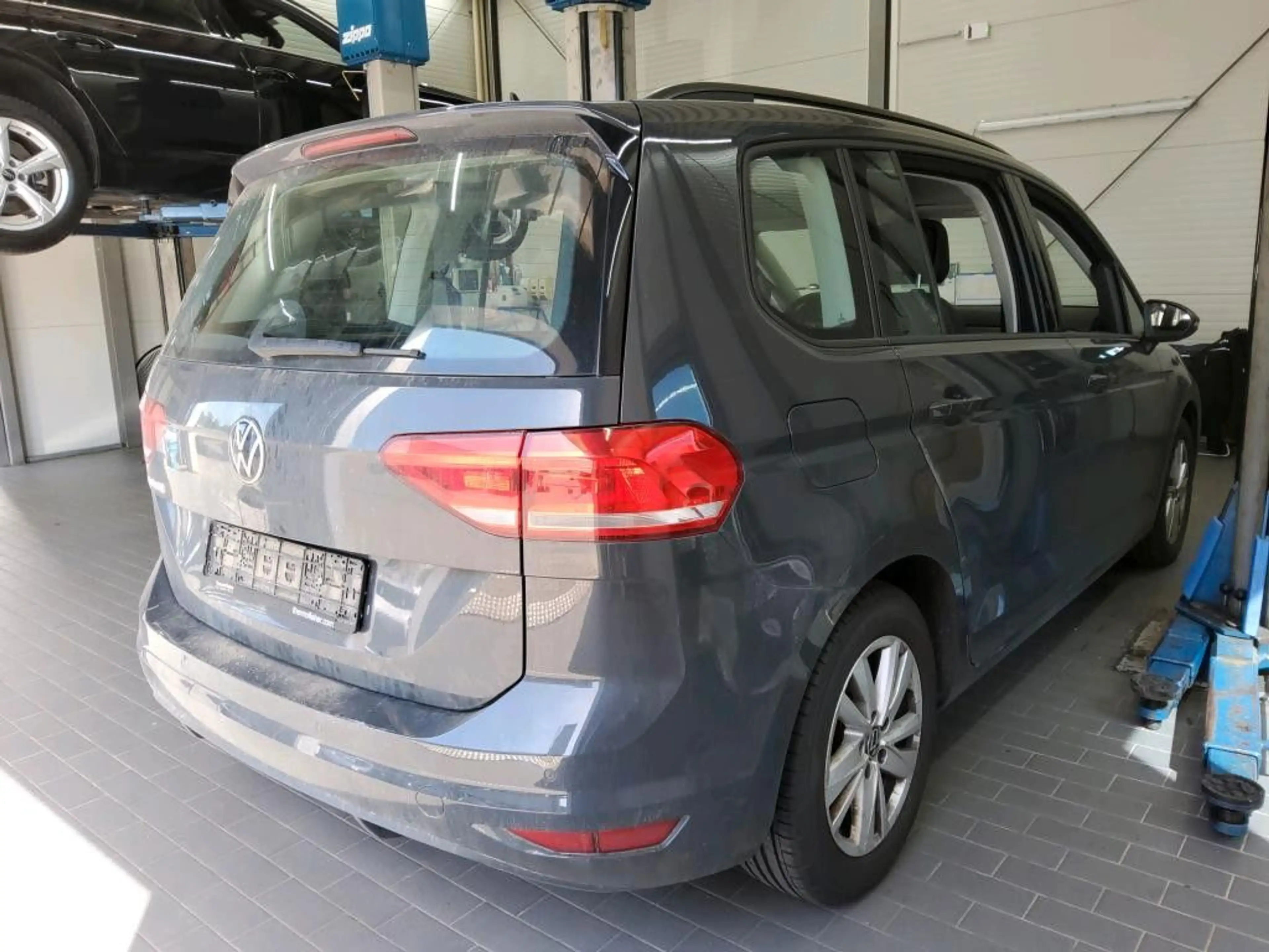 Volkswagen Touran Comfortline 2.0TDI Navi SHZ AHK Alu16 — photo 4