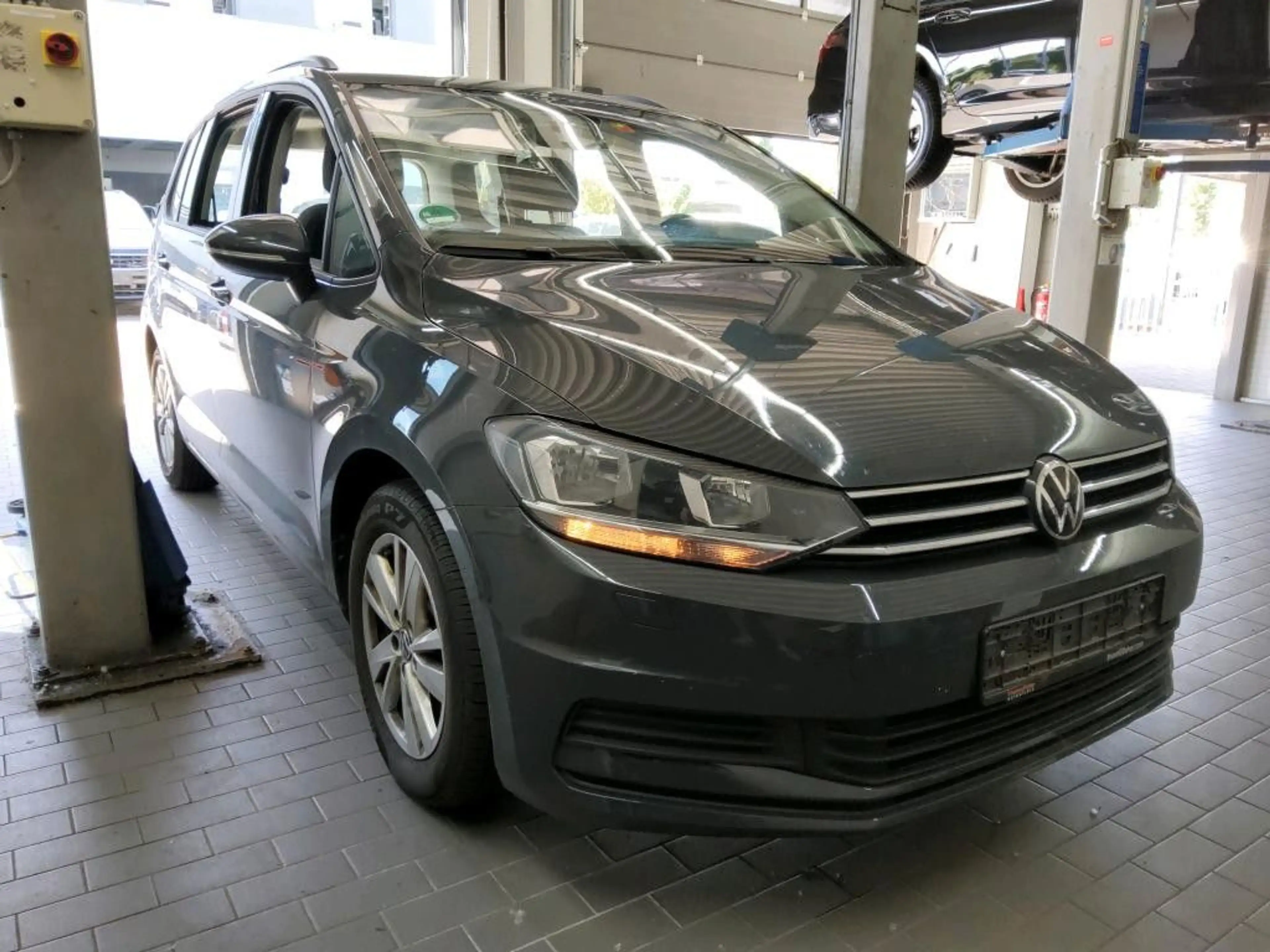 Volkswagen Touran Comfortline 2.0TDI Navi SHZ AHK Alu16 — photo 2