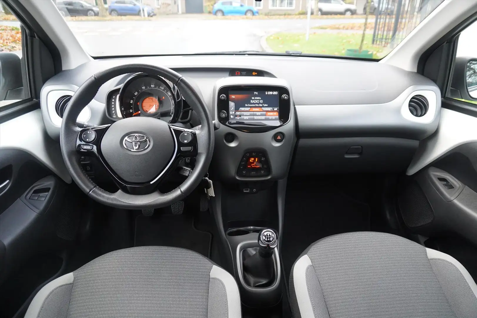 Toyota Aygo 1.0 VVT-i 72pk 5D X-JOY Sport Clima Apple Carplay Wit - 2