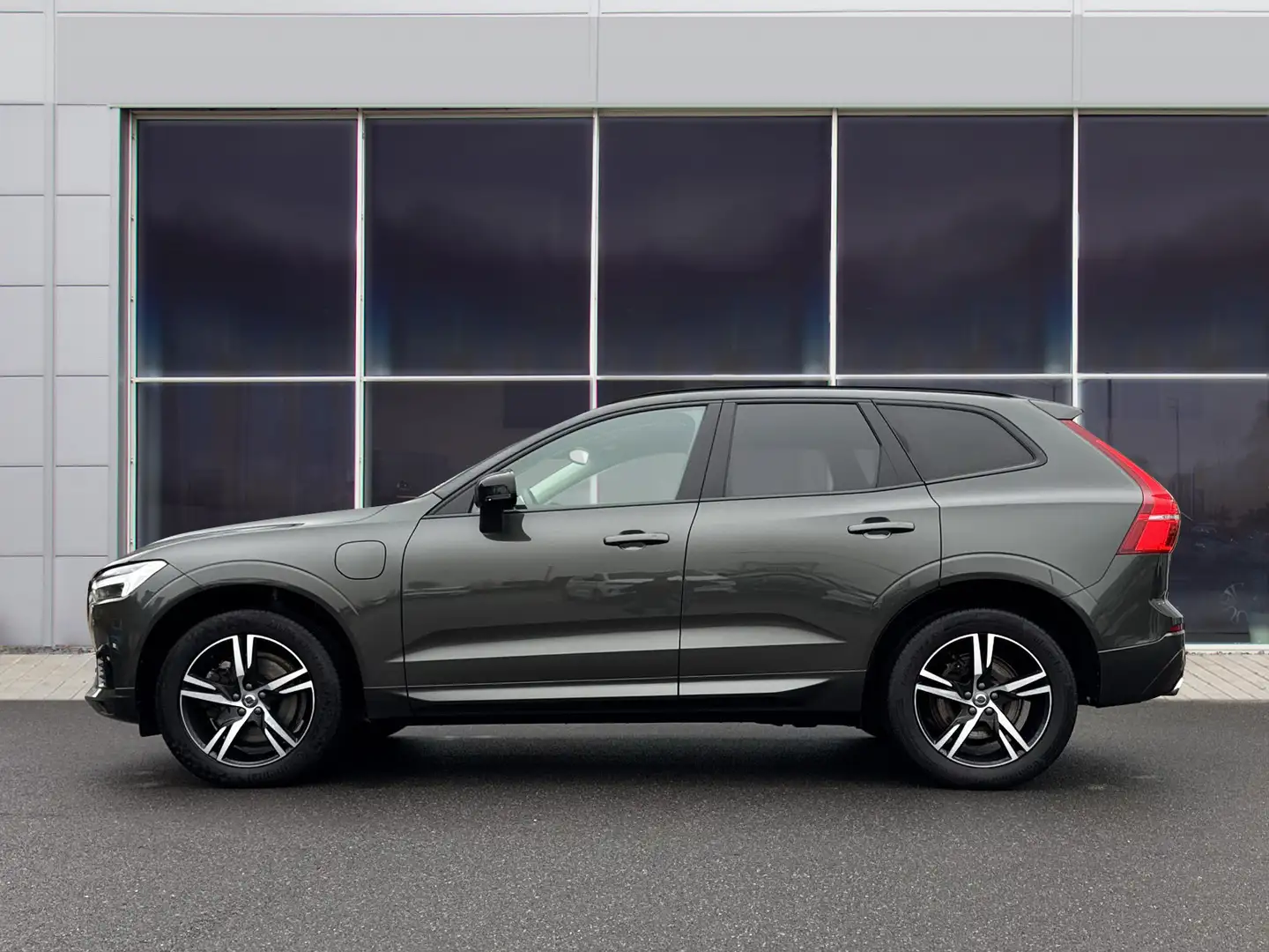 Volvo XC60 R-Design Expression Recharge Plug-In Hybrid AWD Grau - 2