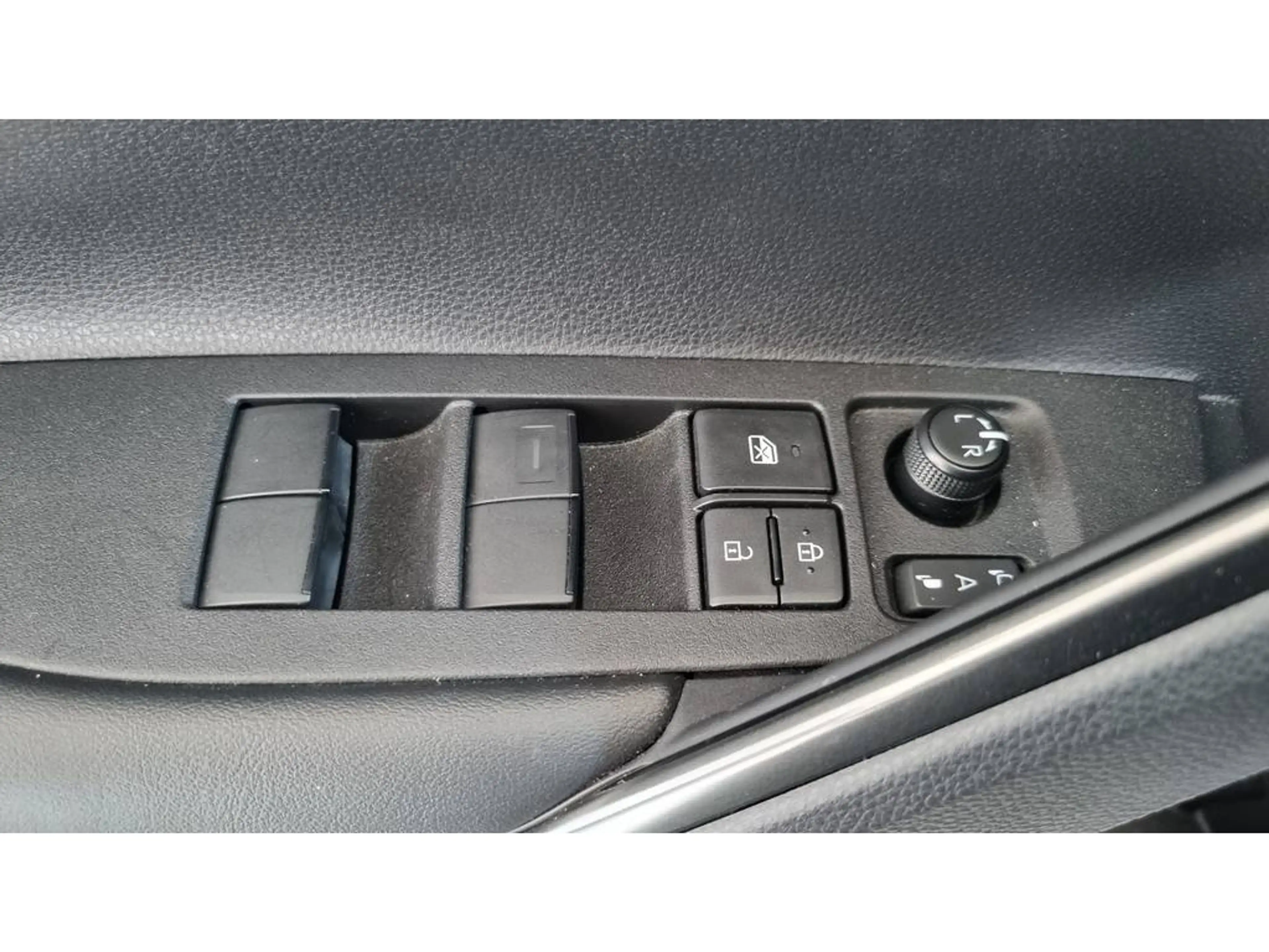 Toyota Corolla Cross 180 Style | Stoel en stuurverw | Apple/Android | P — photo 11