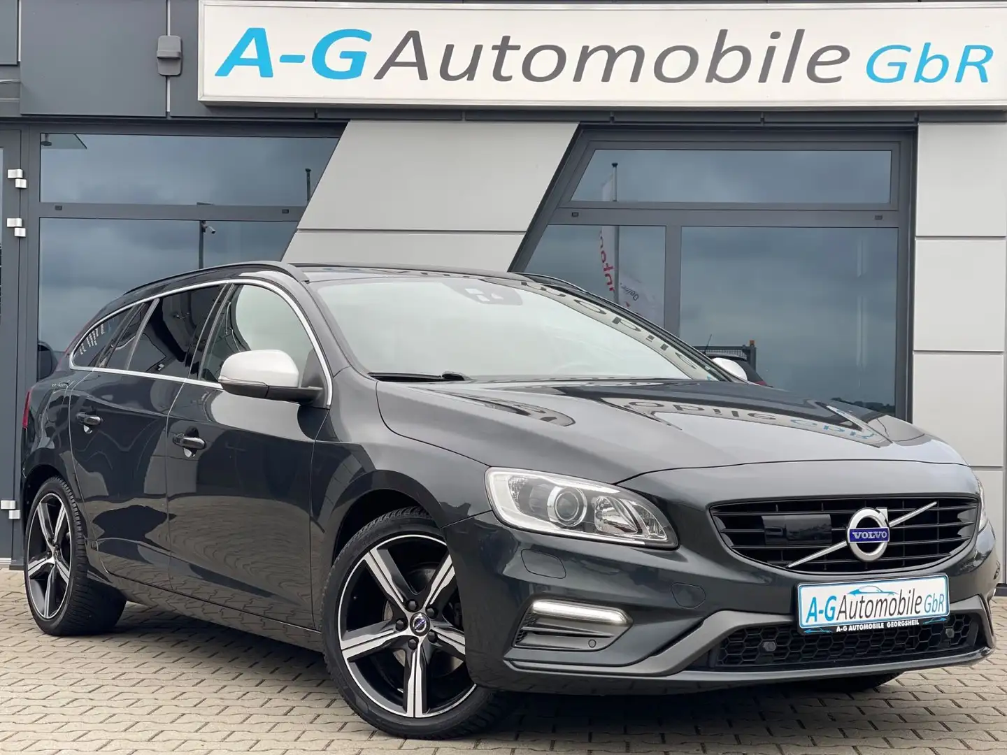 Volvo V60 Kombi R-Design Paket-Automatik-Kamera-AHK Gri - 1