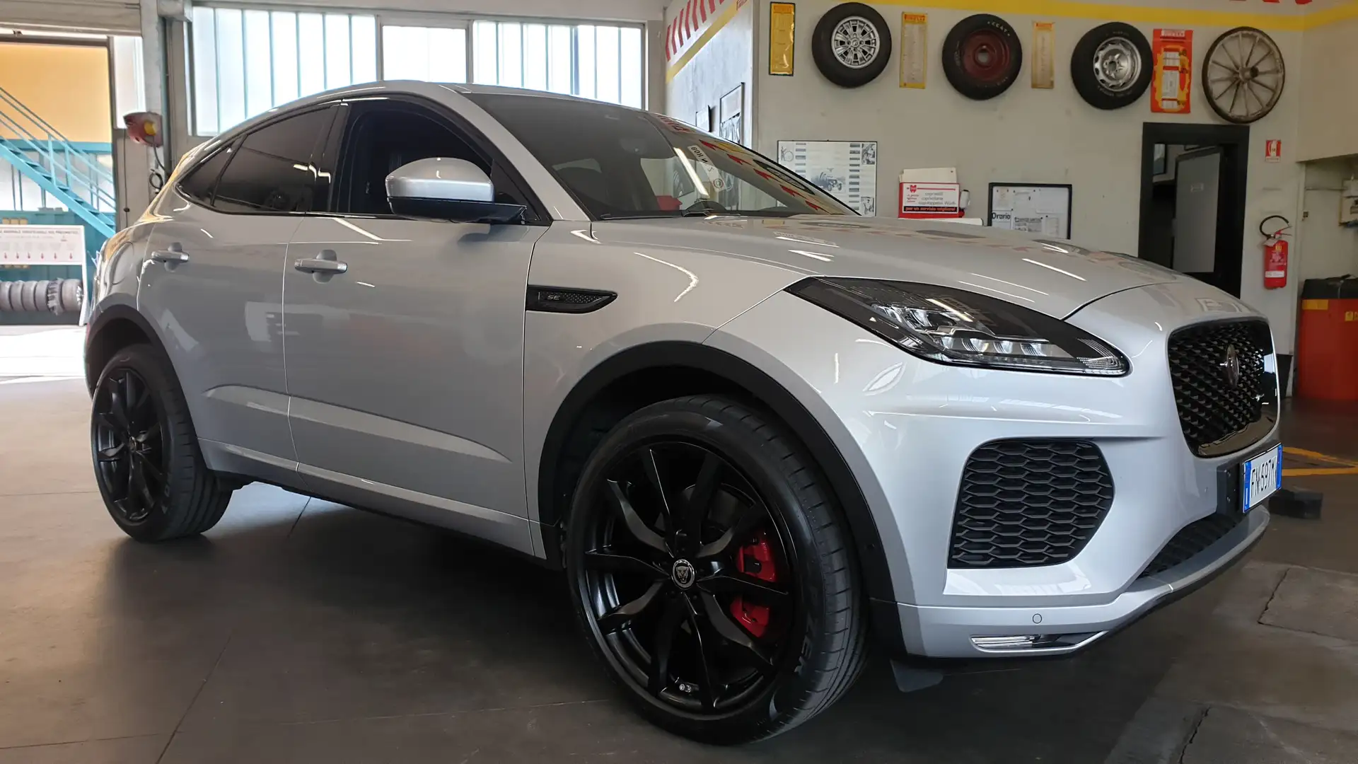 Jaguar E-Pace 2.0d i4 180cv R-Dynamic SE awd auto Argento - 1