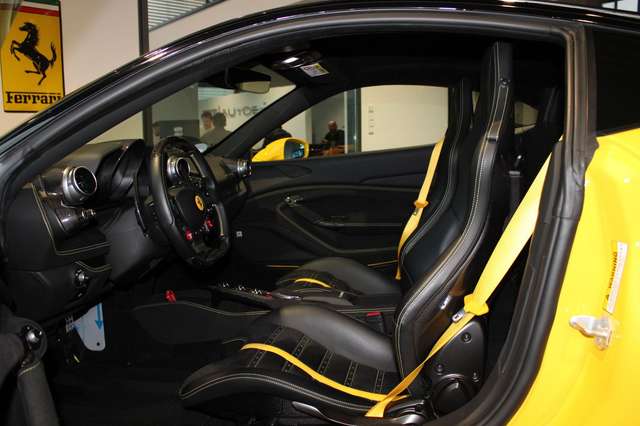 Ferrari F8 Tributo COUPE GIALLO! 100% RARE IN EUROPE