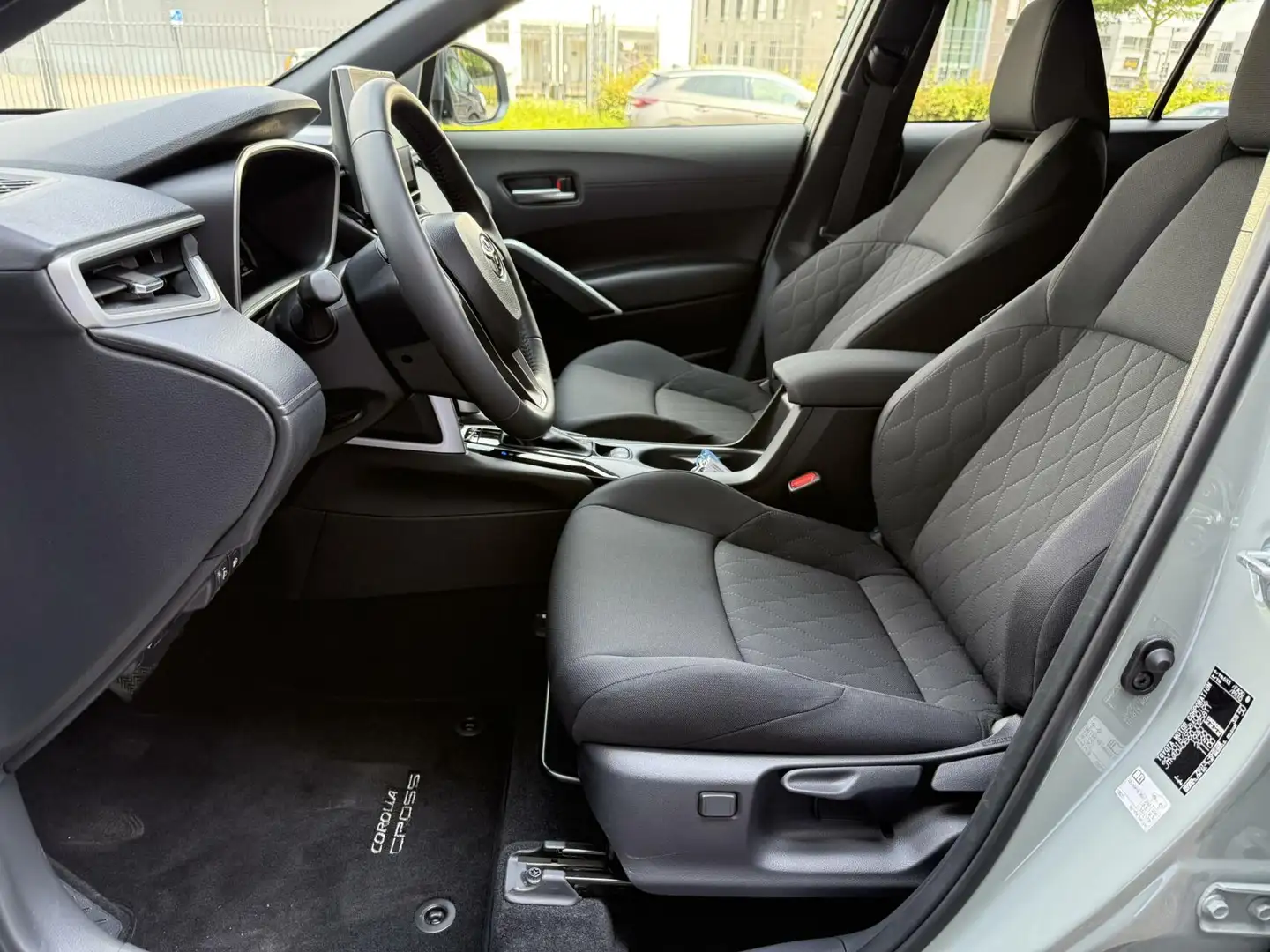 Toyota Corolla Cross Hybrid 140 Dynamic ook in kleur zwart en blauw Vert - 2