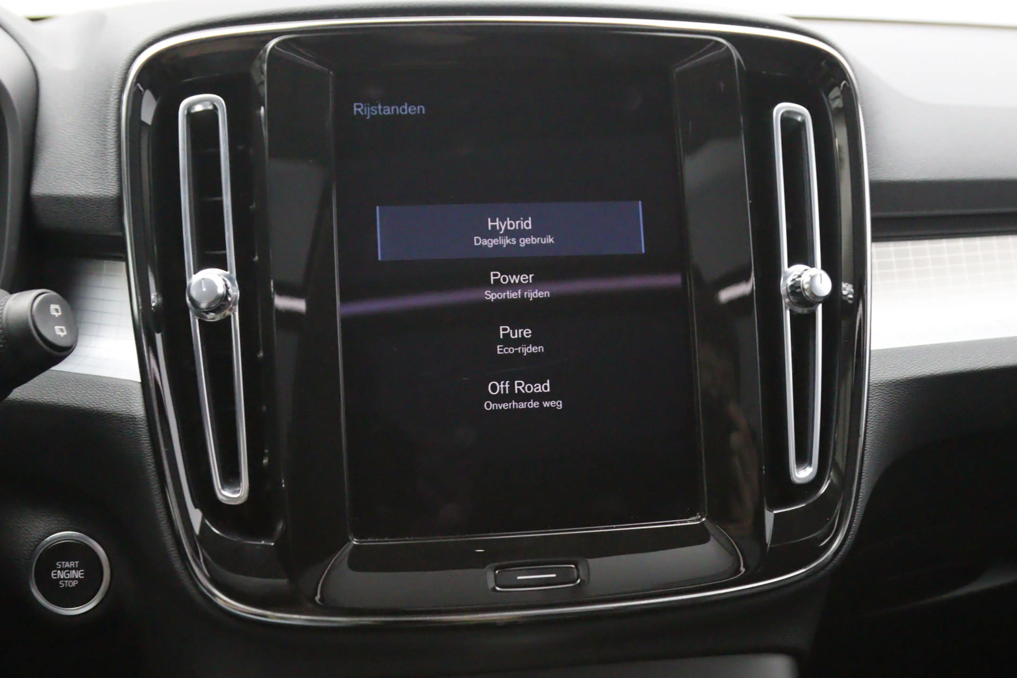 Volvo XC40 1.5 T4 Recharge 230 PK Inscription Expression PHEV — photo 41