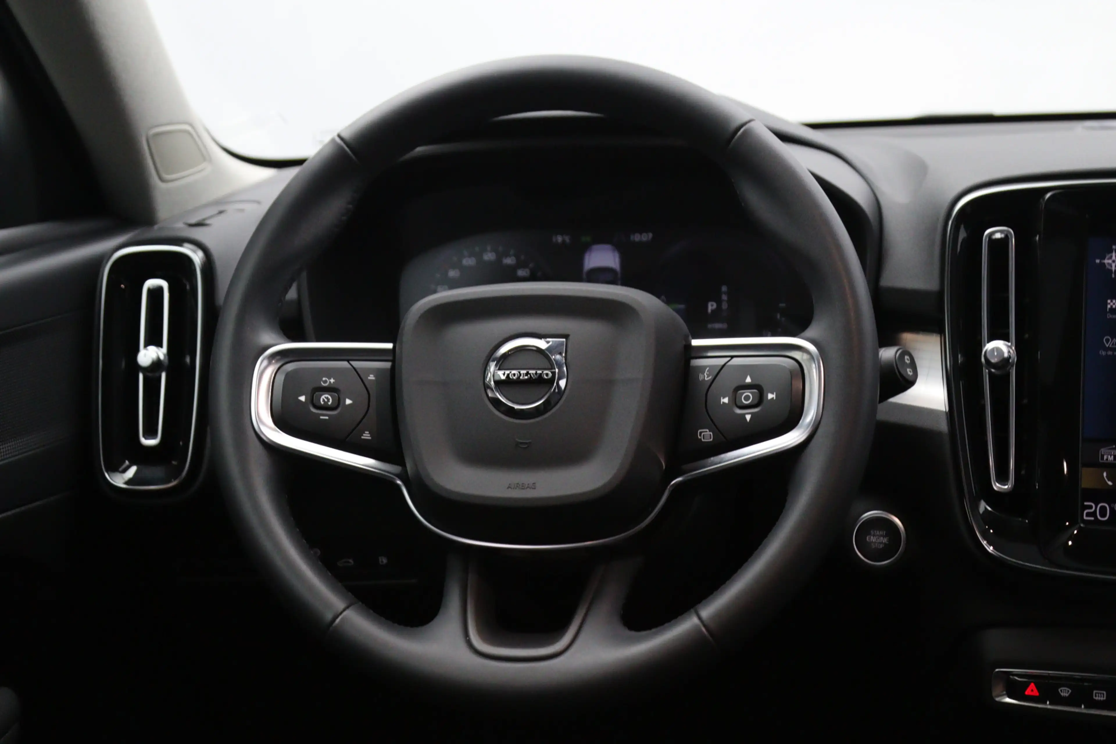 Volvo XC40 1.5 T4 Recharge 230 PK Inscription Expression PHEV — photo 3