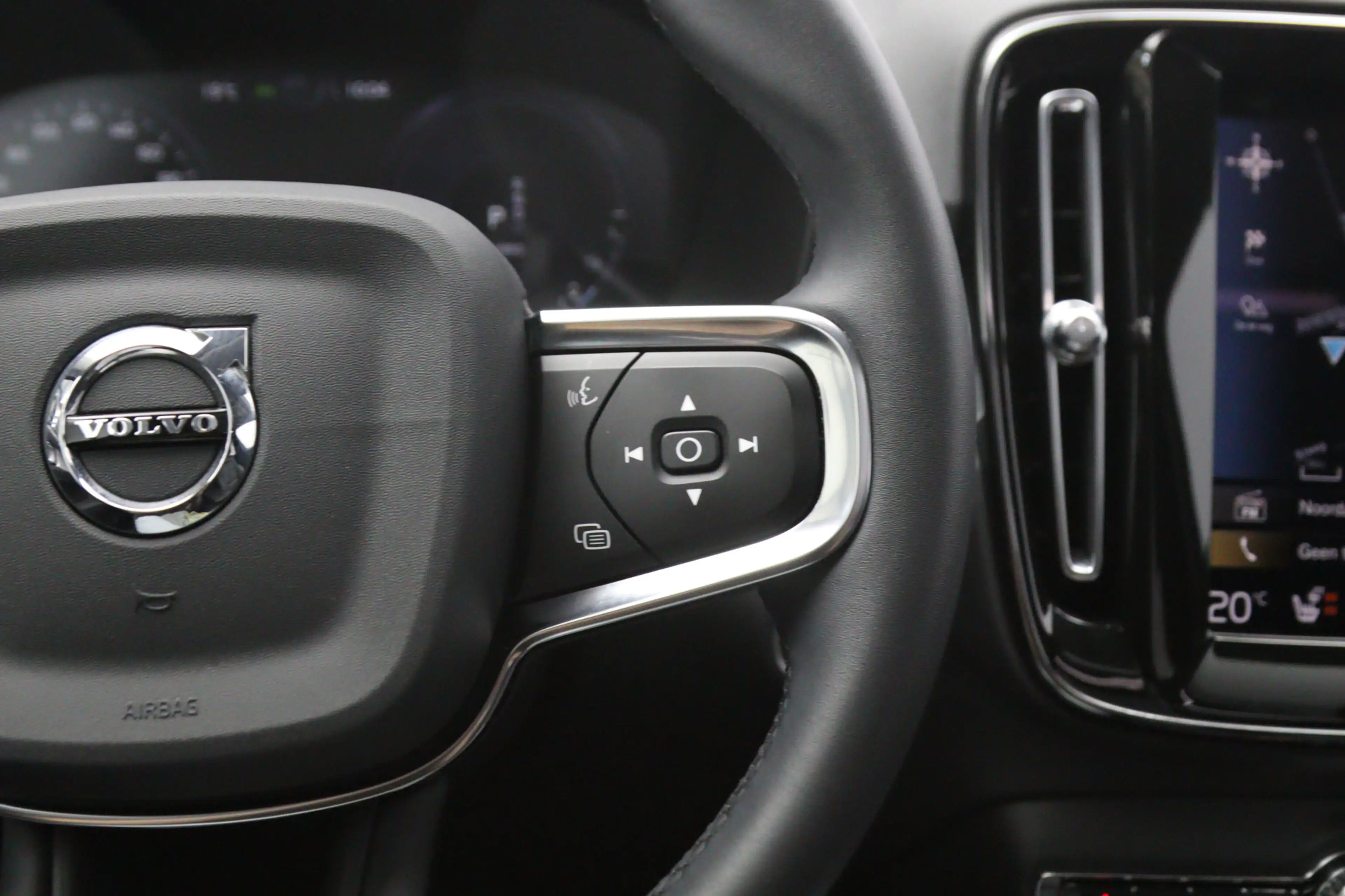 Volvo XC40 1.5 T4 Recharge 230 PK Inscription Expression PHEV — photo 18