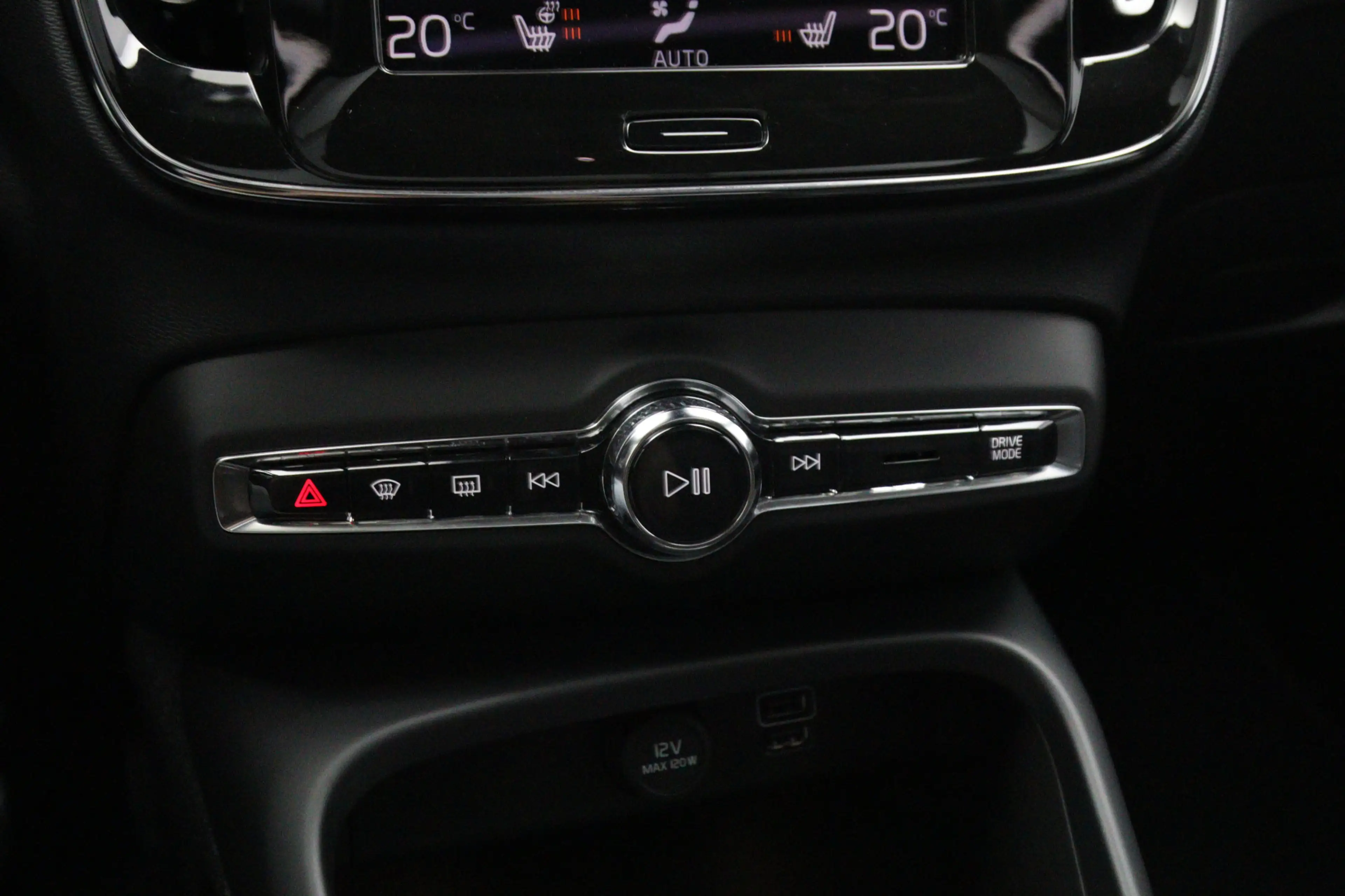 Volvo XC40 1.5 T4 Recharge 230 PK Inscription Expression PHEV — photo 28