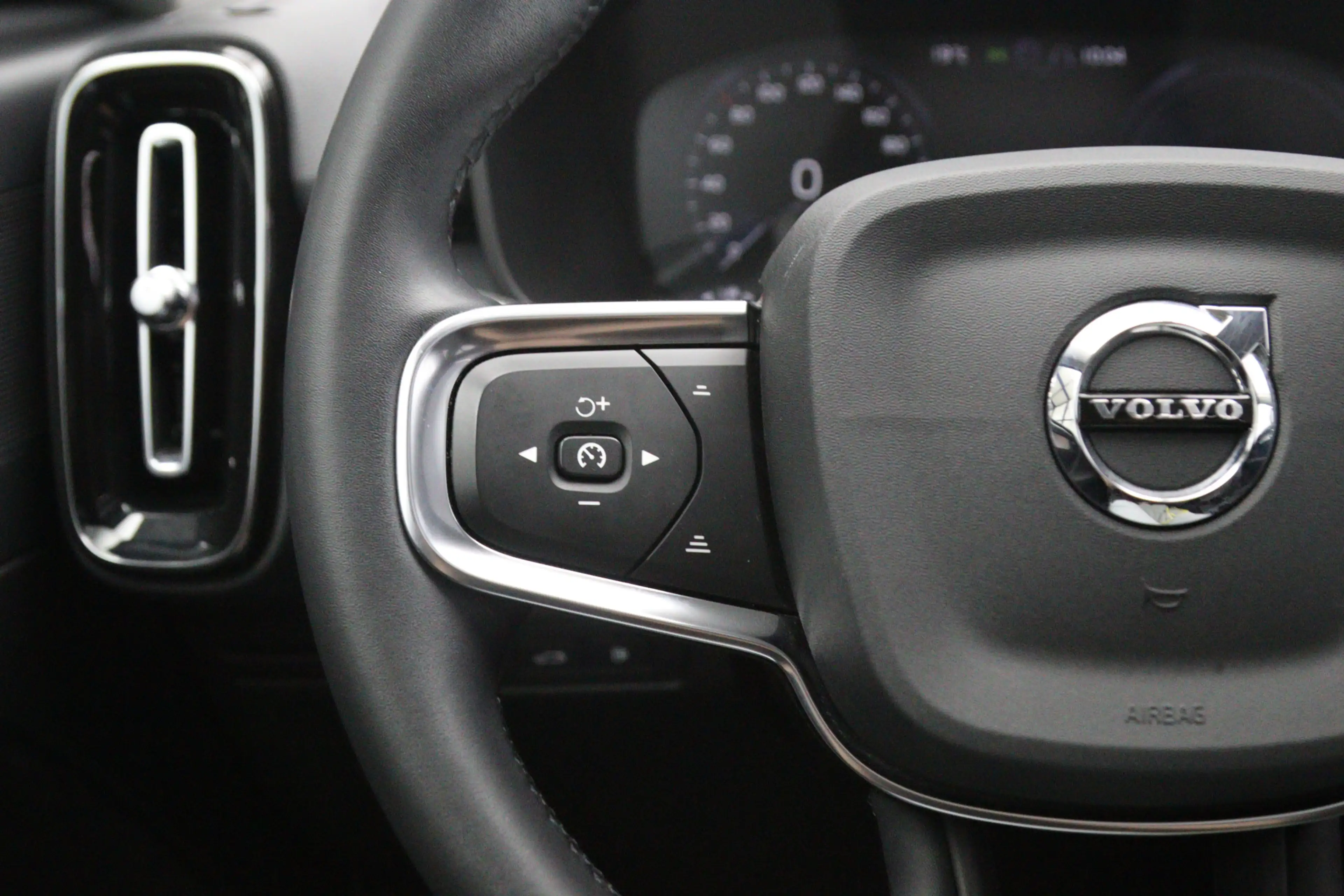 Volvo XC40 1.5 T4 Recharge 230 PK Inscription Expression PHEV — photo 11