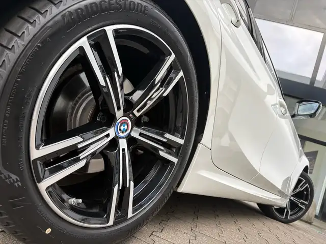BMW 3 Series view 4