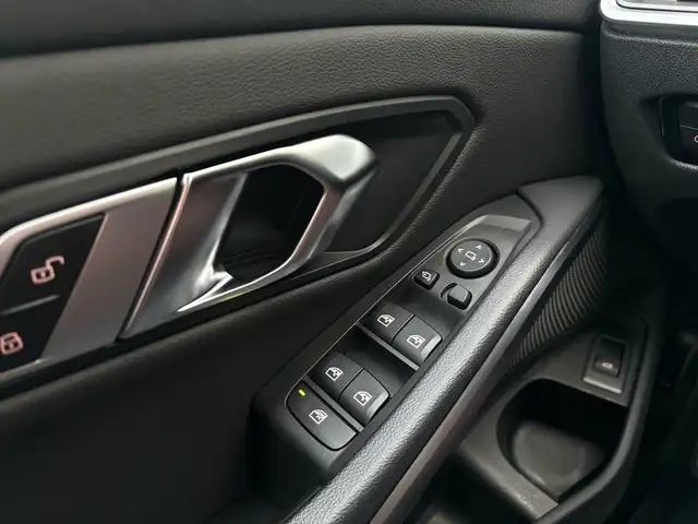 BMW 3 Series view 17