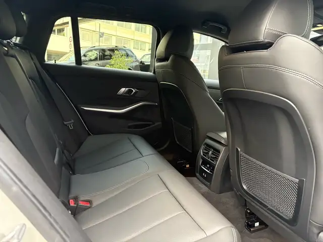 BMW 3 Series view 3